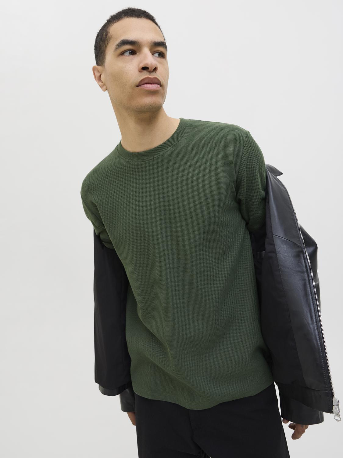model_shot-creative