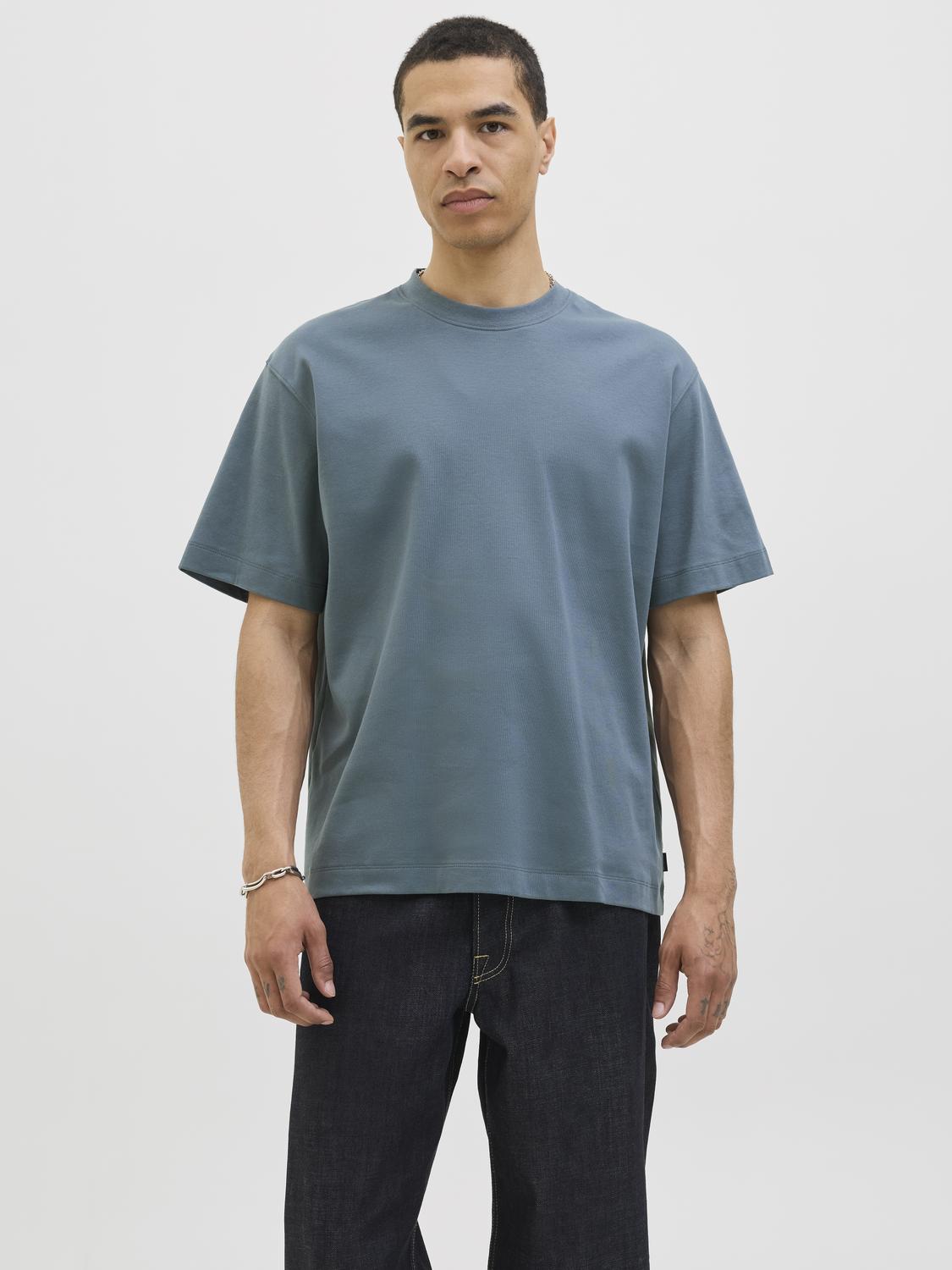 model_shot-front