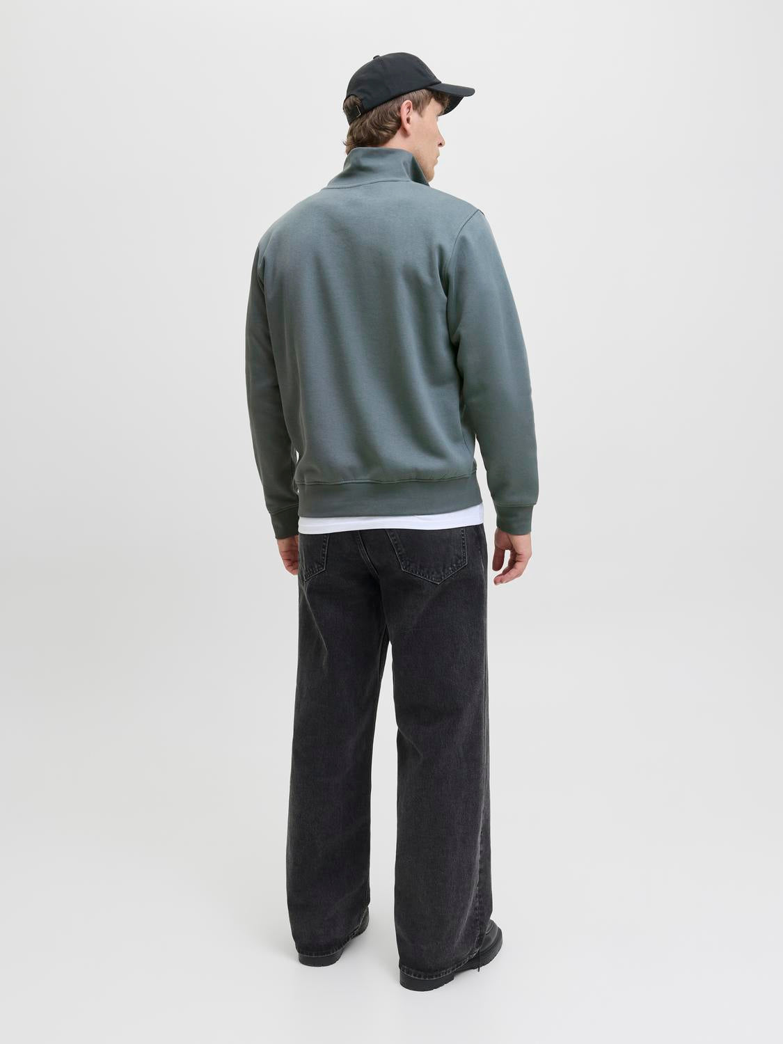model_shot-back