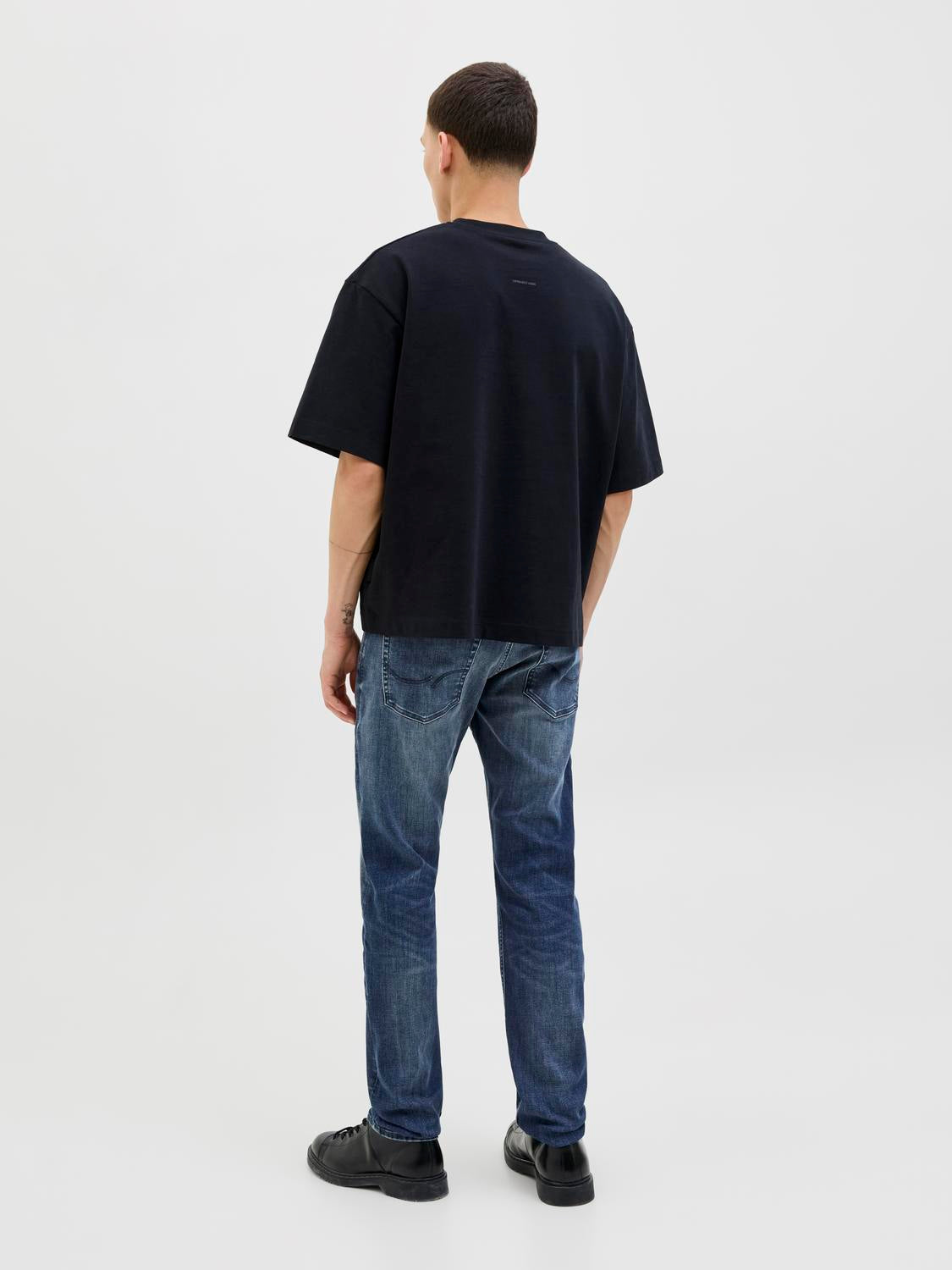 model_shot-back