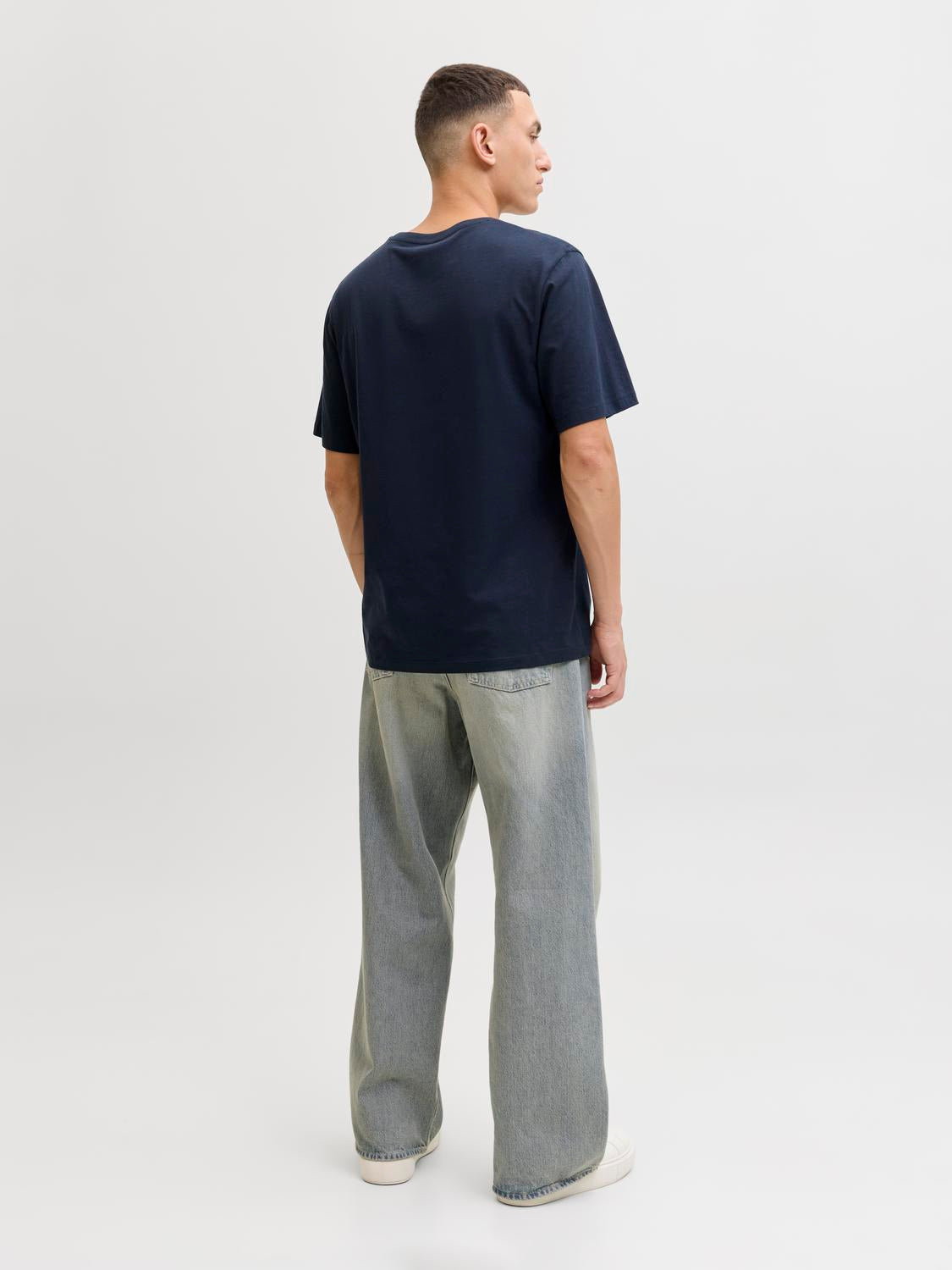 model_shot-back