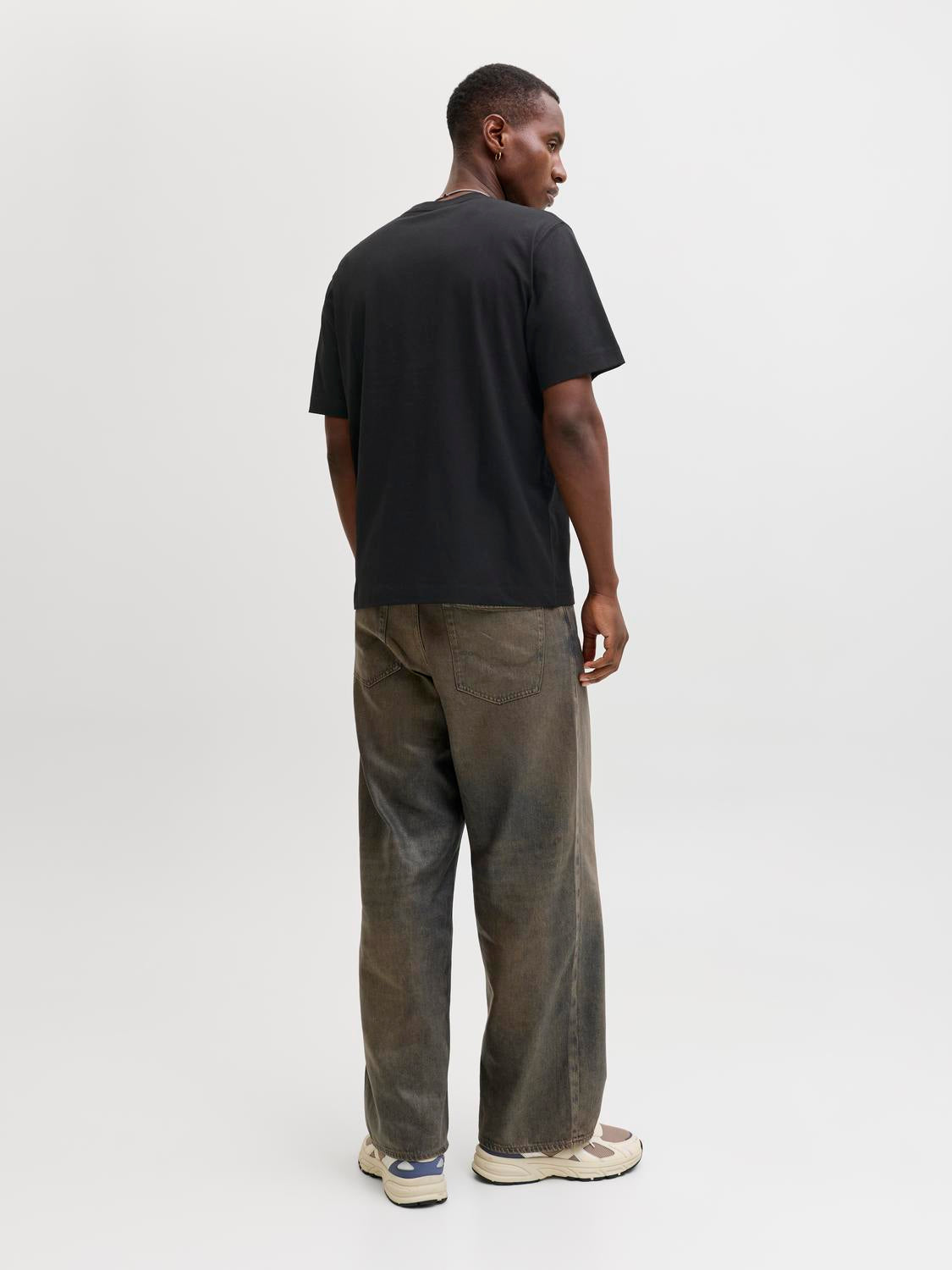 model_shot-back
