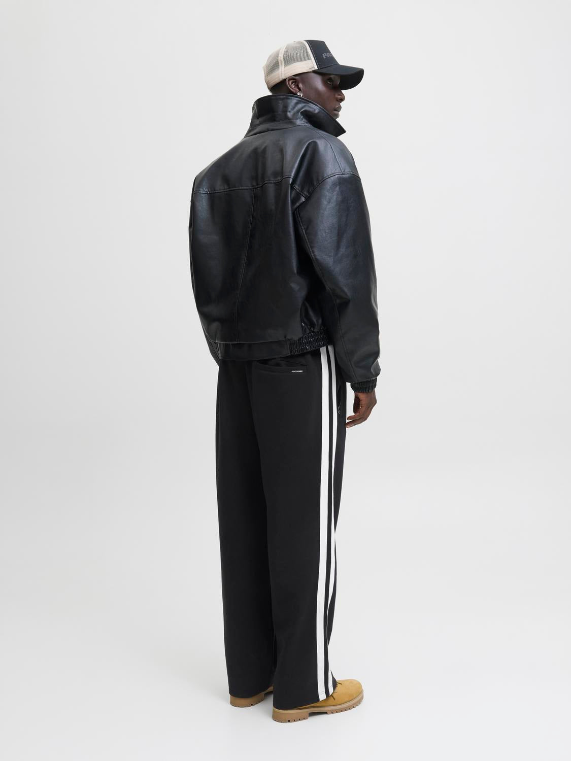 model_shot-back
