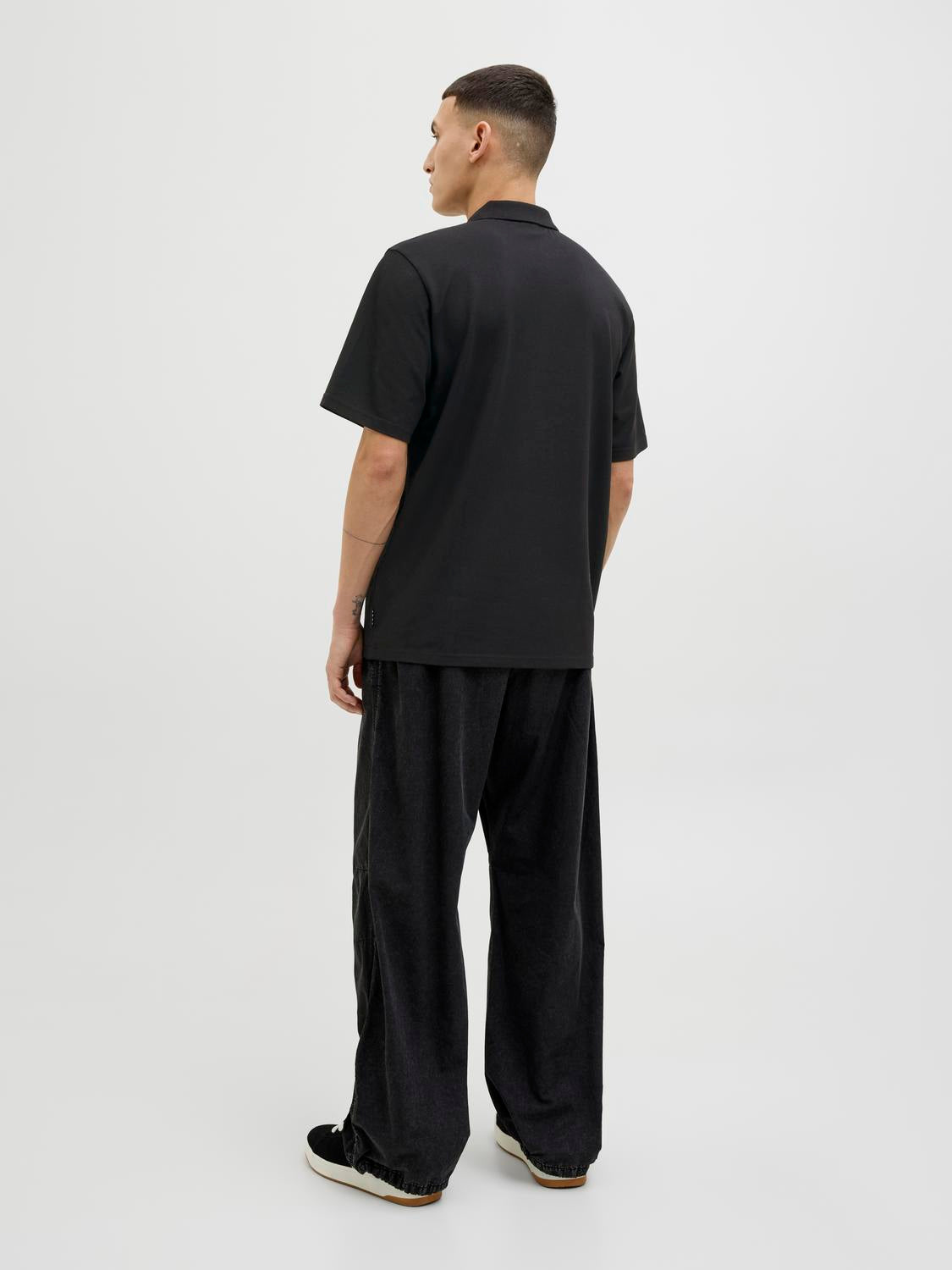 model_shot-back
