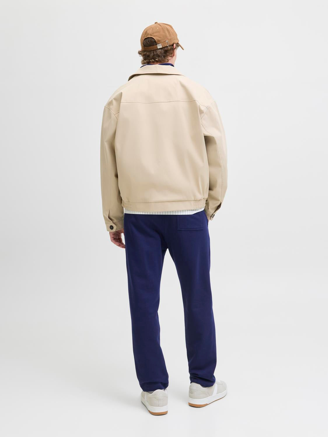 model_shot-back
