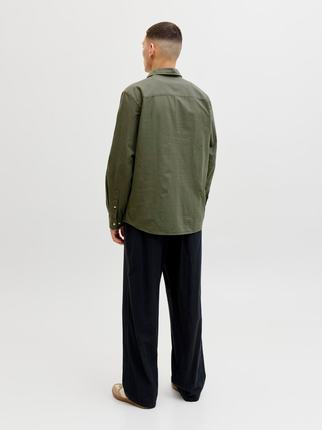 model_shot-back