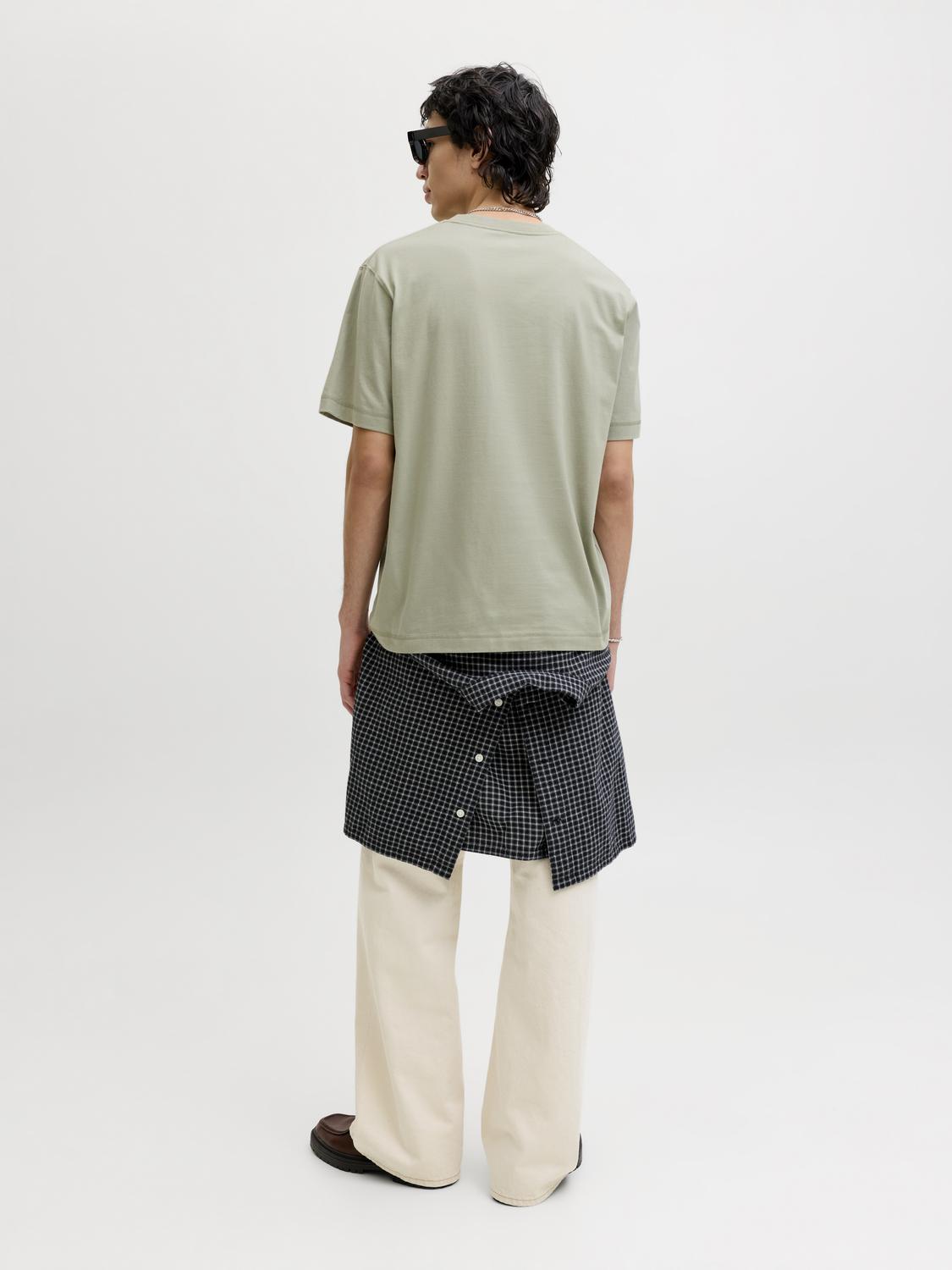 model_shot-back