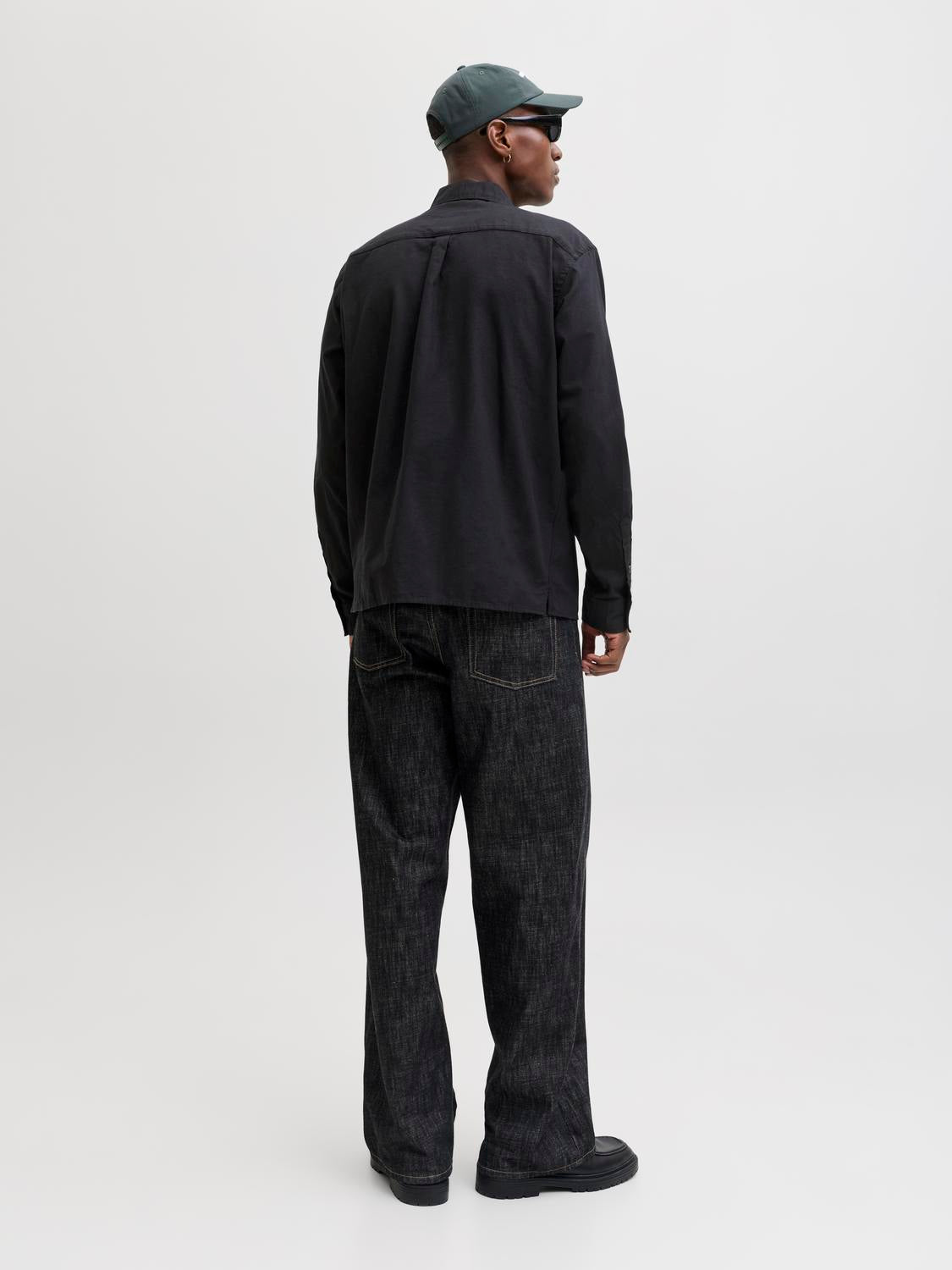 model_shot-back
