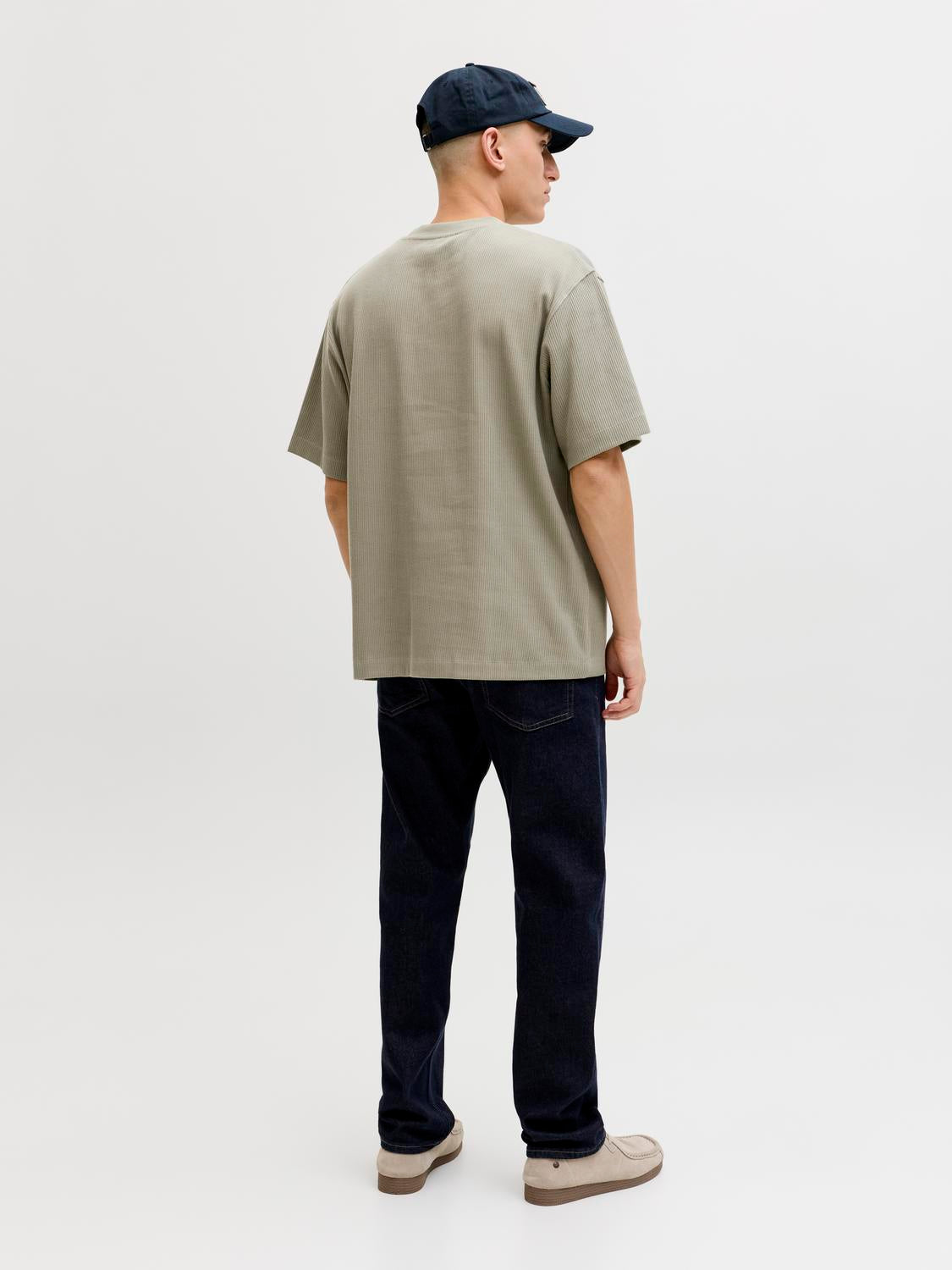model_shot-back