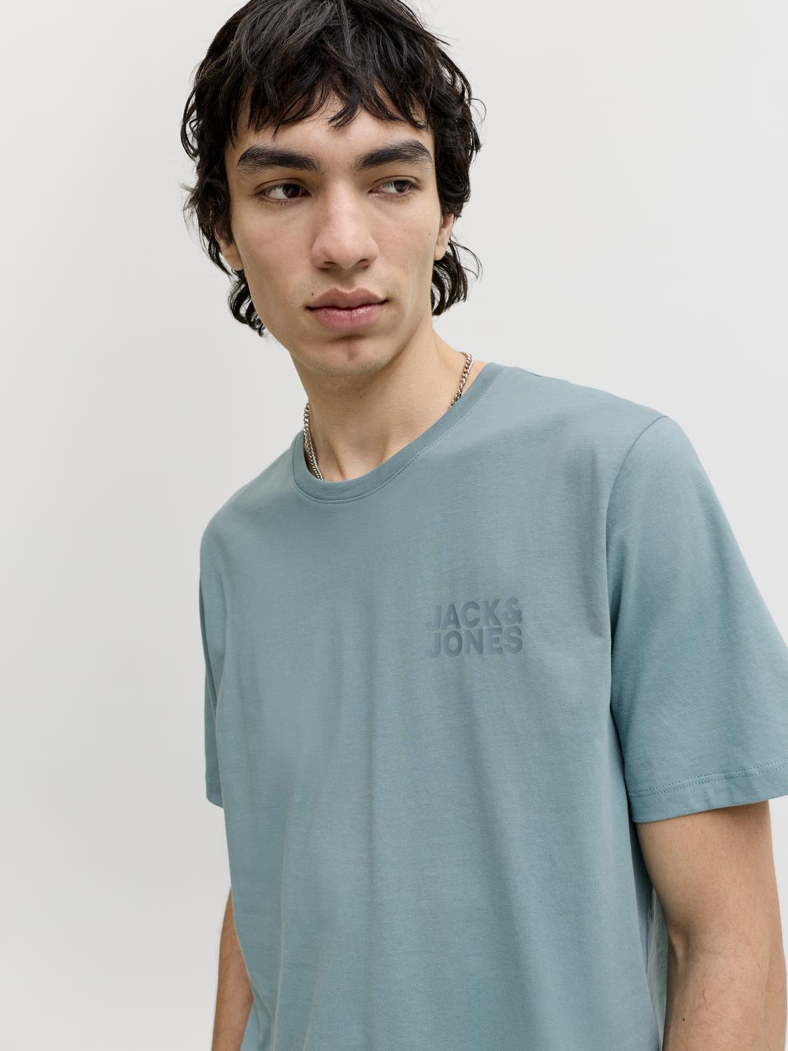 model_shot-creative