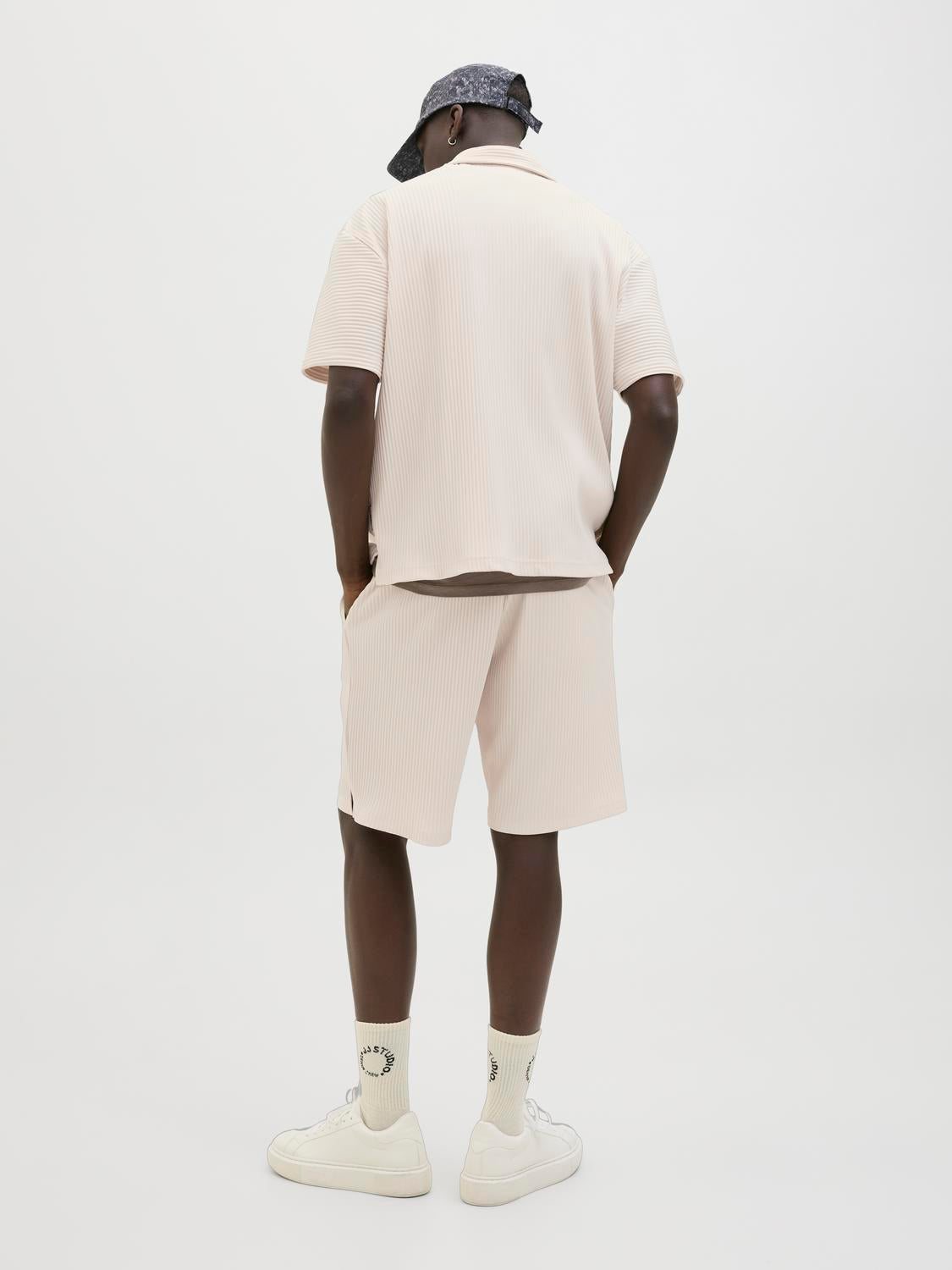 model_shot-back