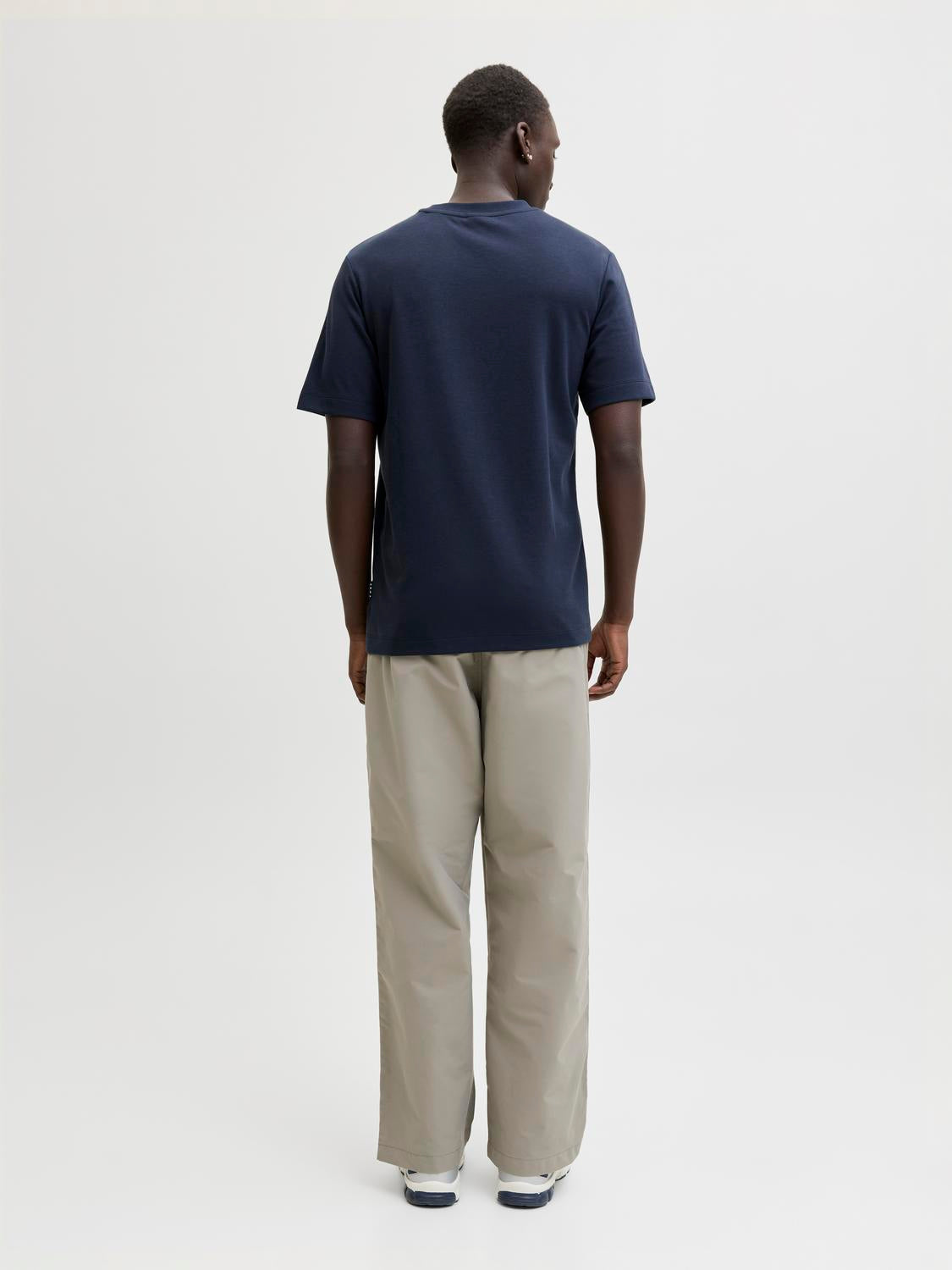 model_shot-back