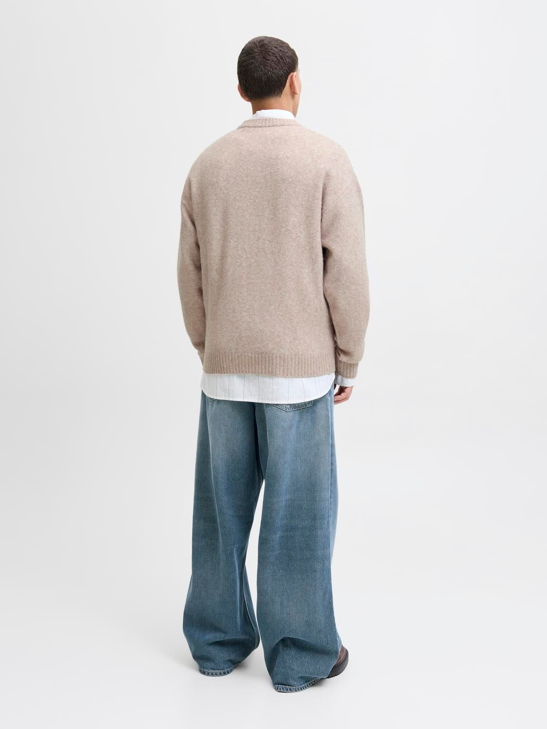 model_shot-back