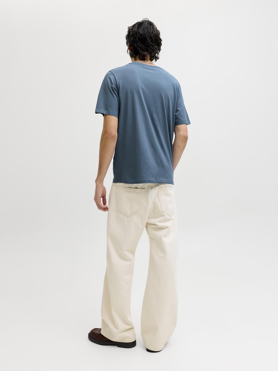 model_shot-back