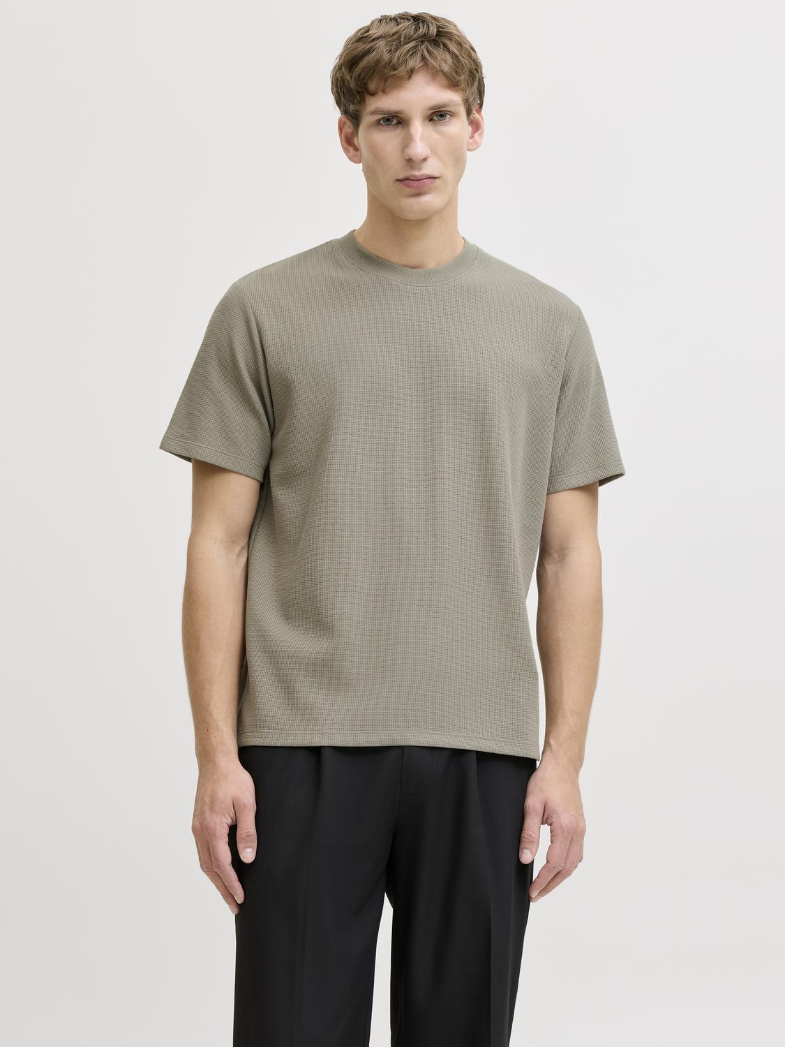 model_shot-front
