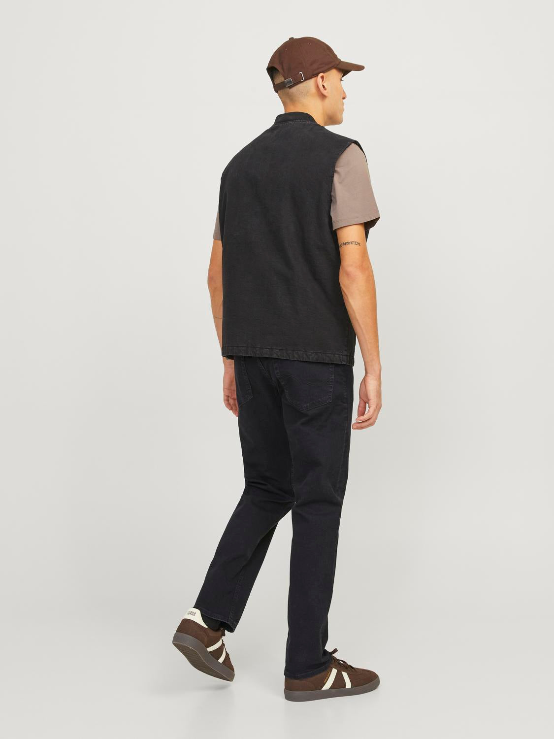 model_shot-back
