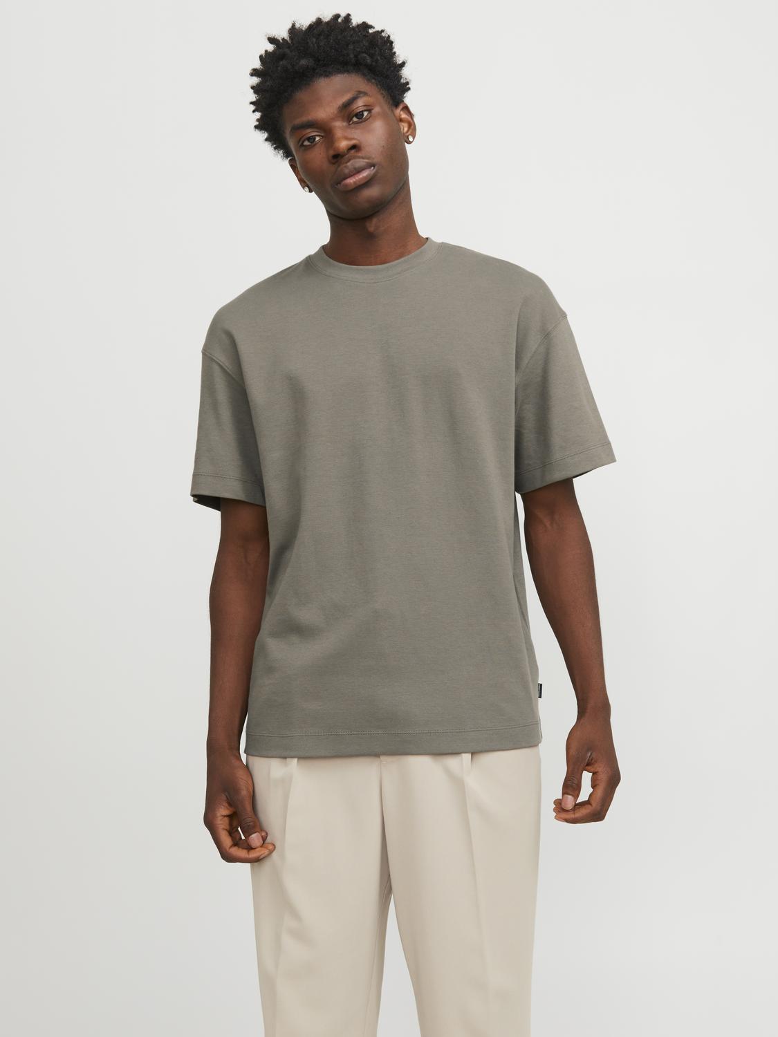 model_shot-front
