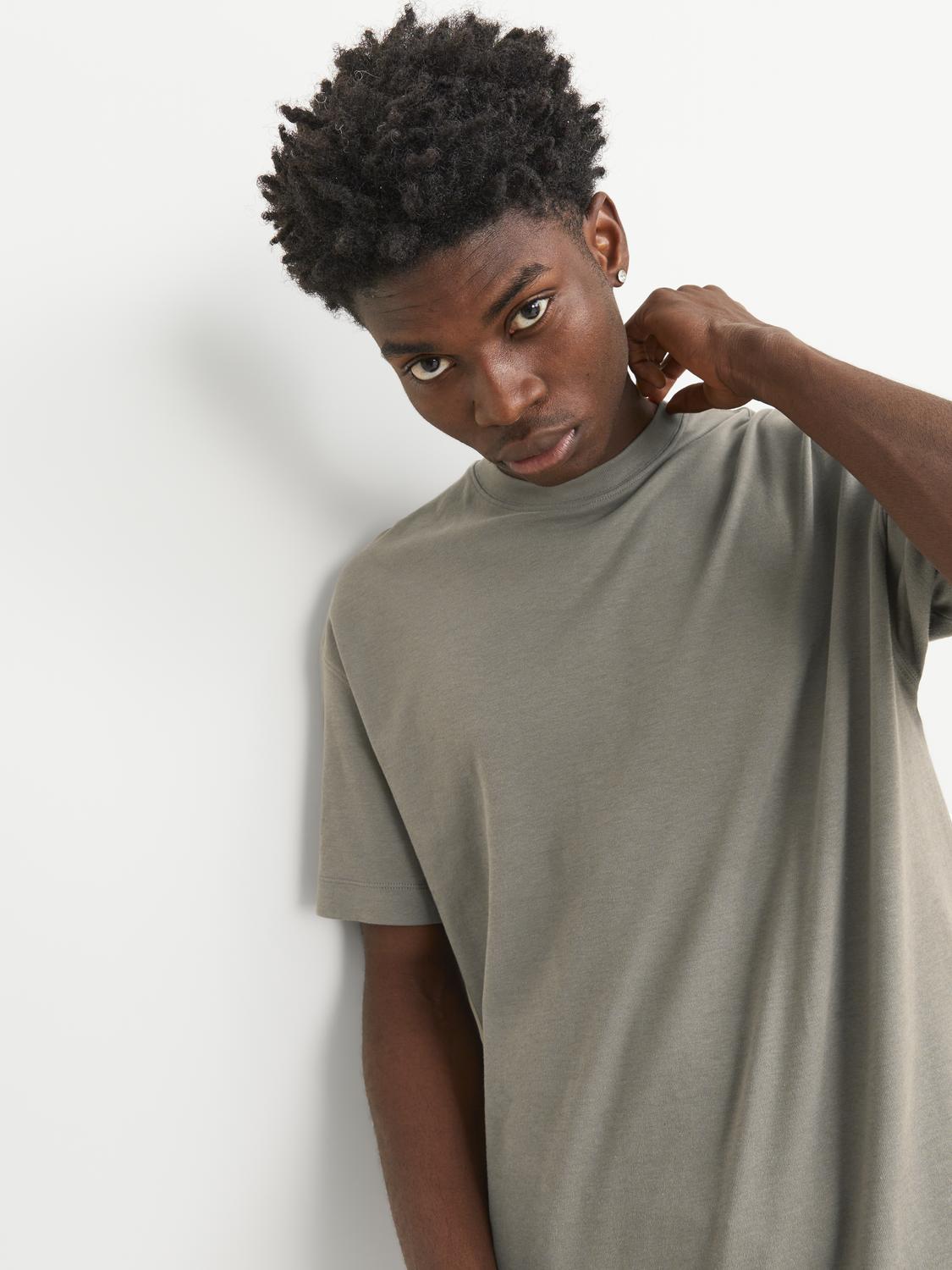 model_shot-creative