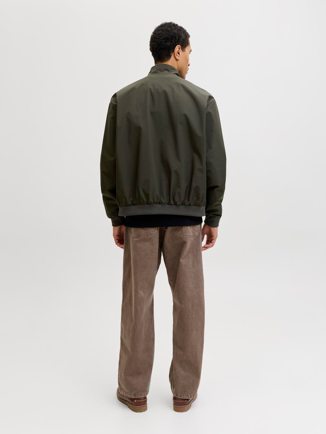 model_shot-back