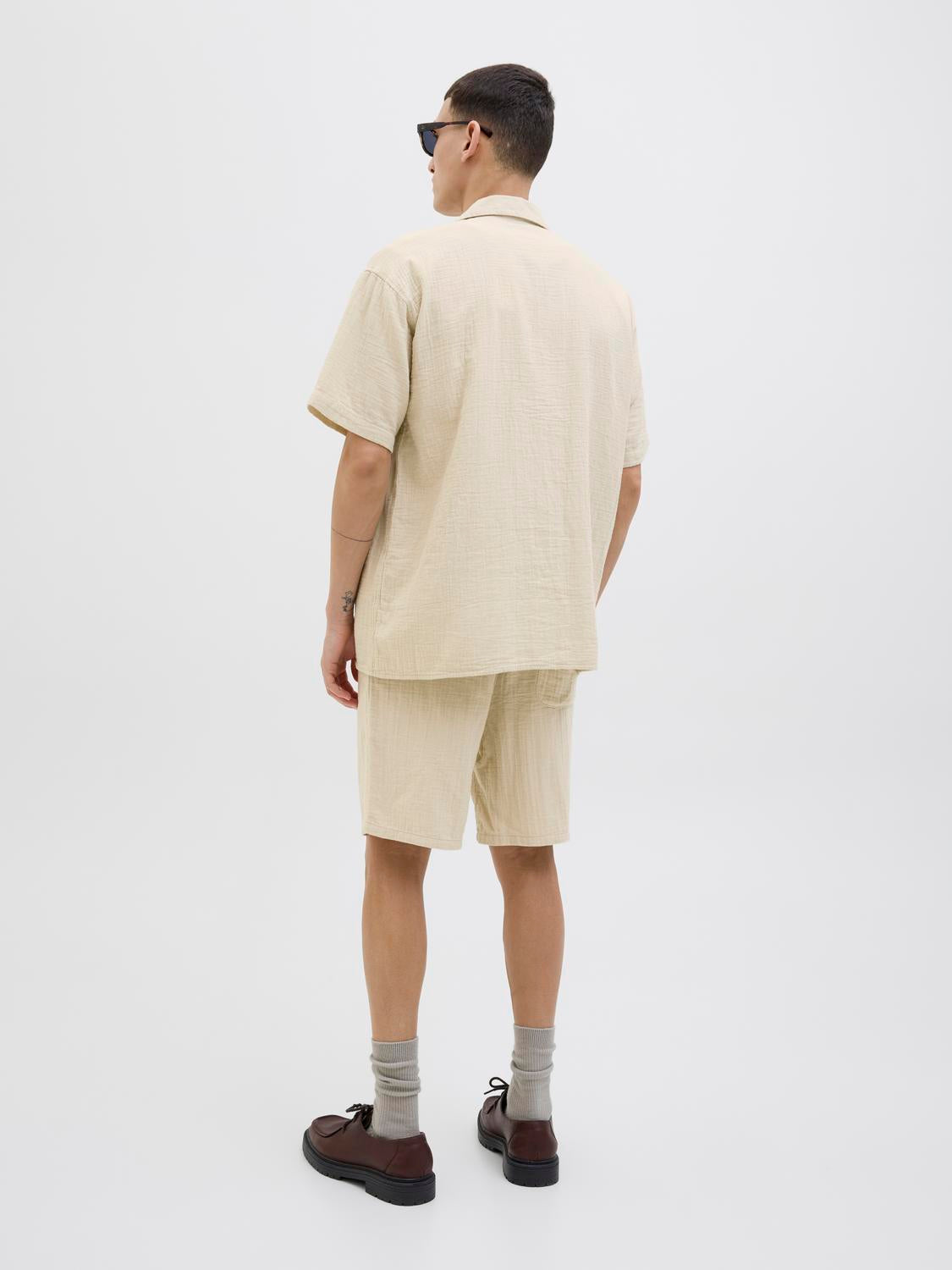 model_shot-back