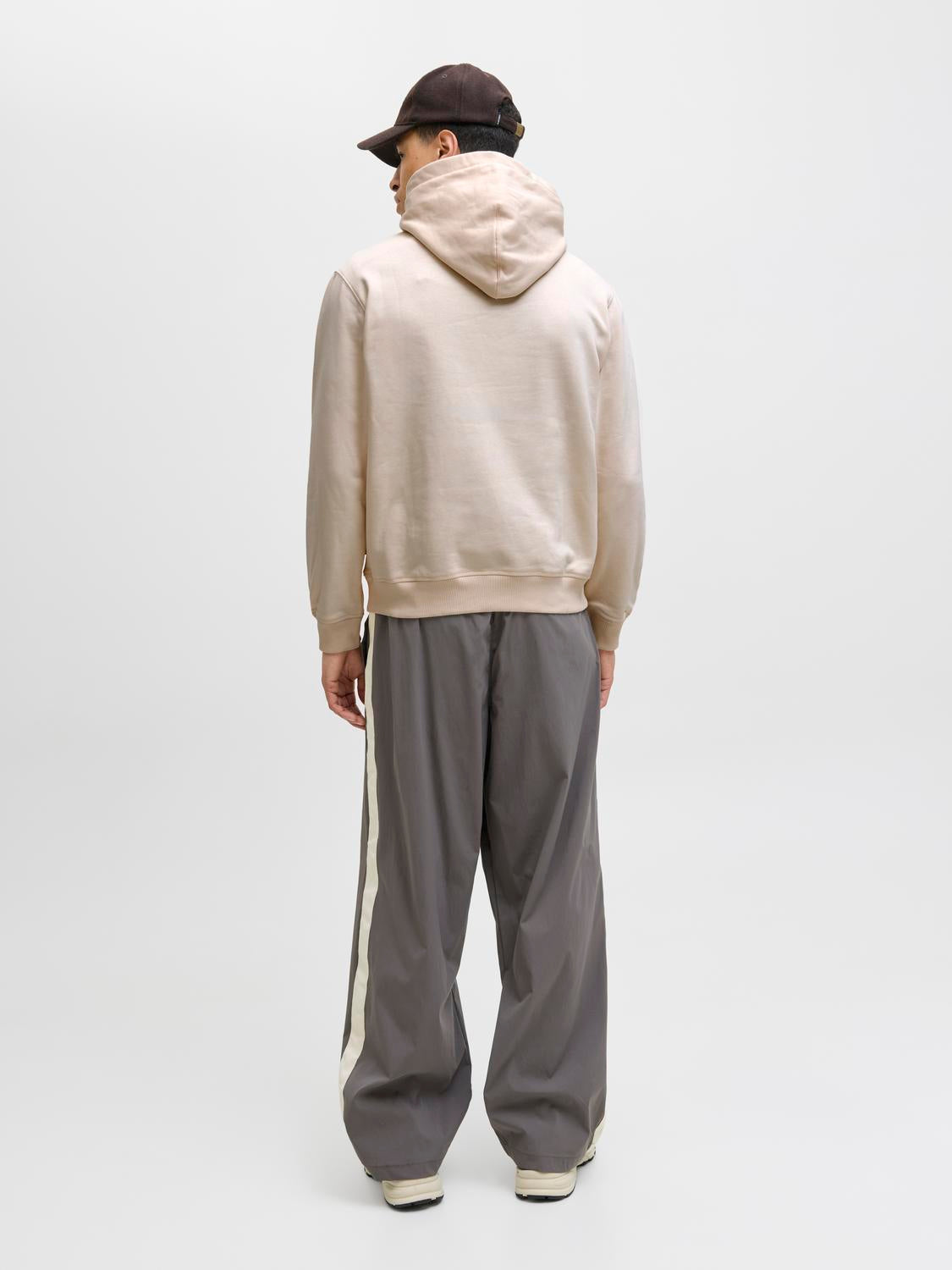 model_shot-back