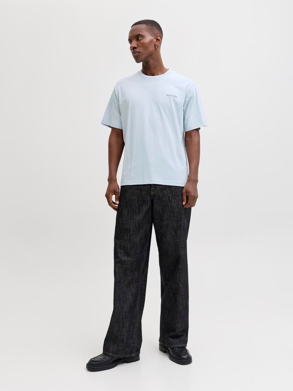 model_shot-front_full