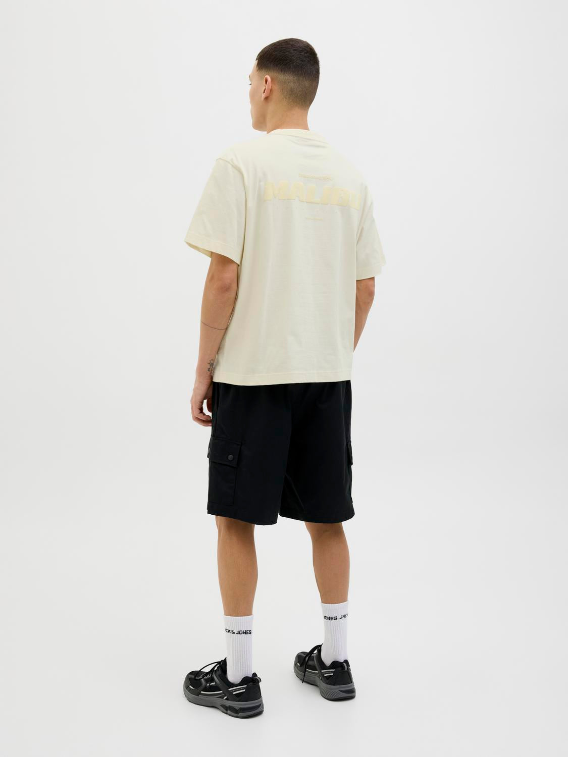 model_shot-back