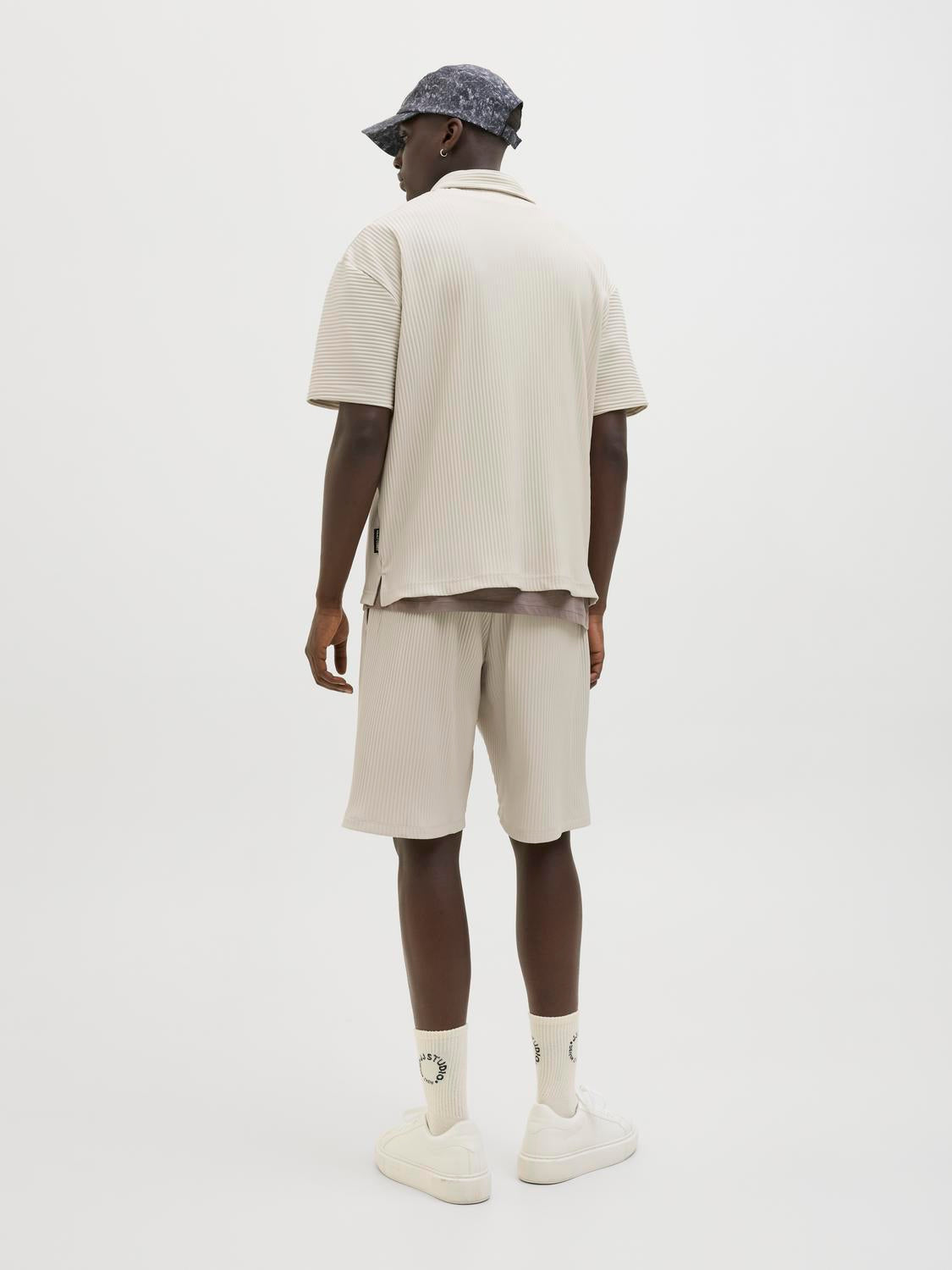 model_shot-back