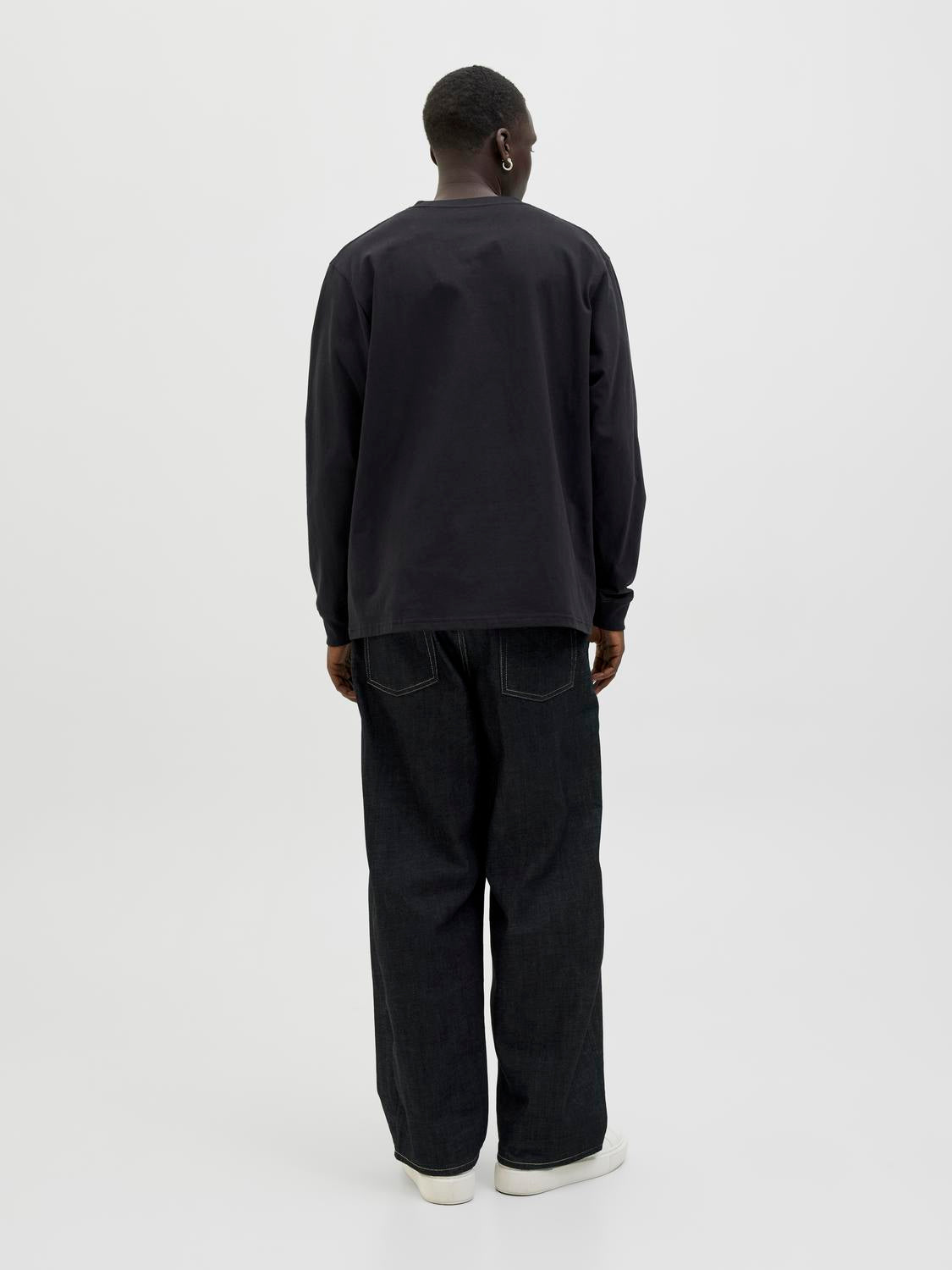 model_shot-back
