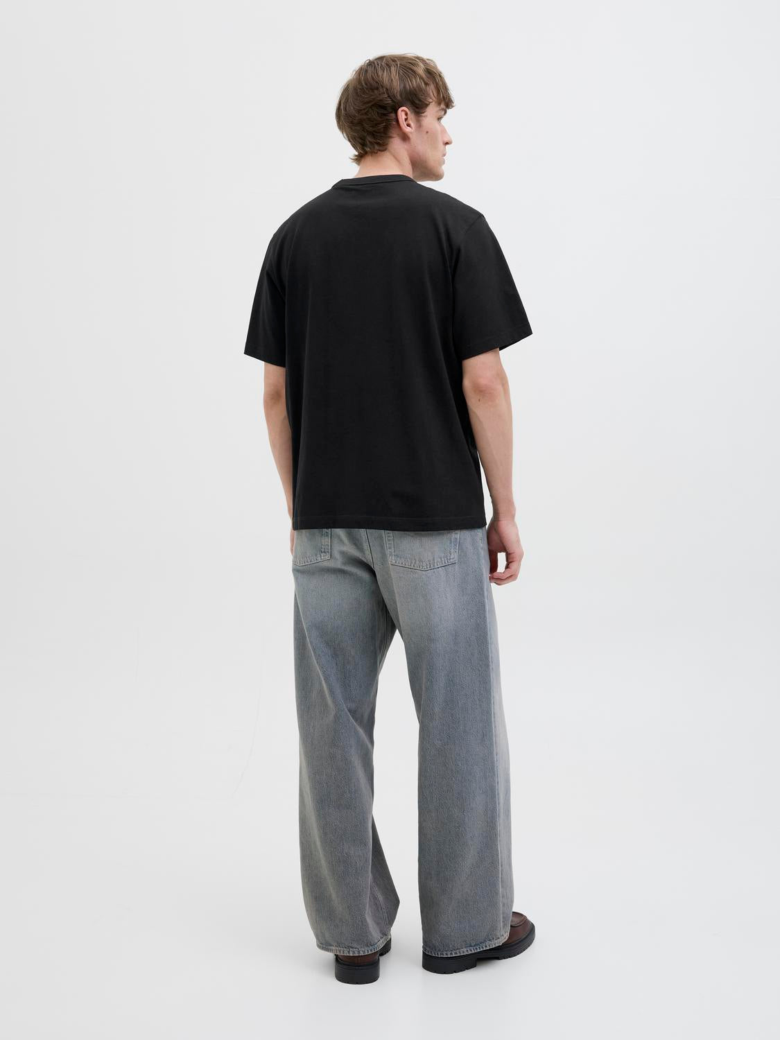 model_shot-back