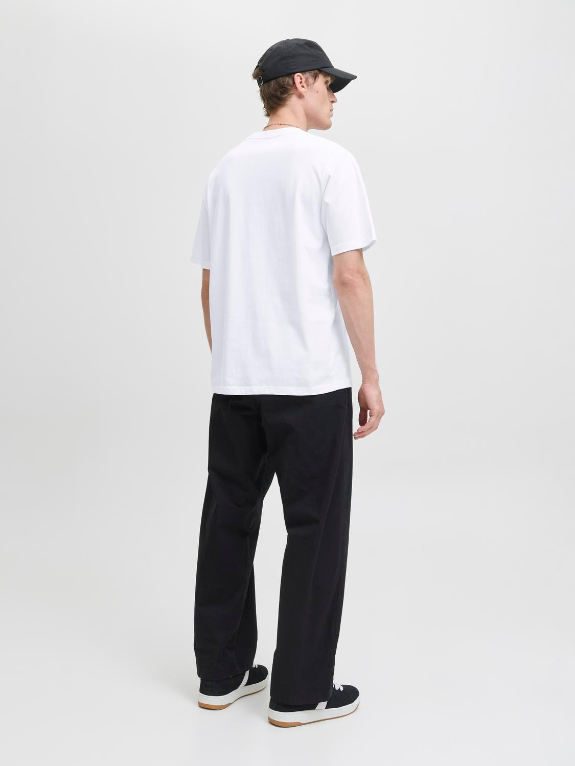 model_shot-back