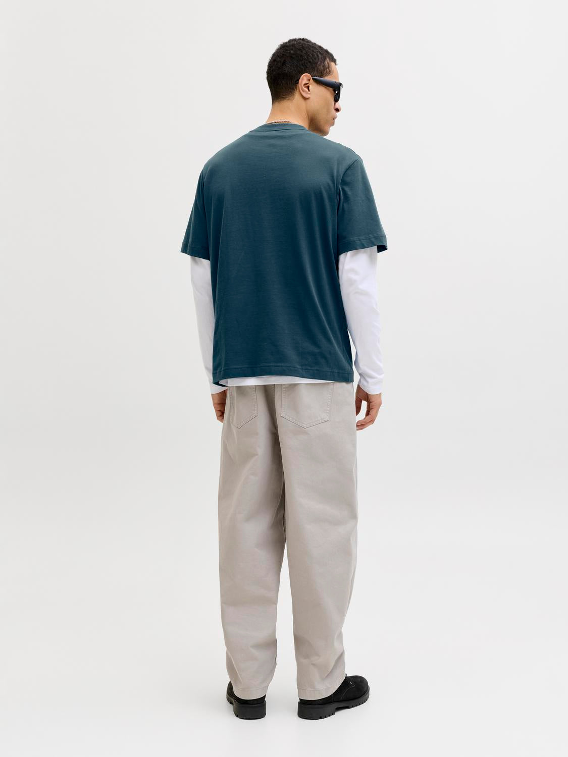 model_shot-back