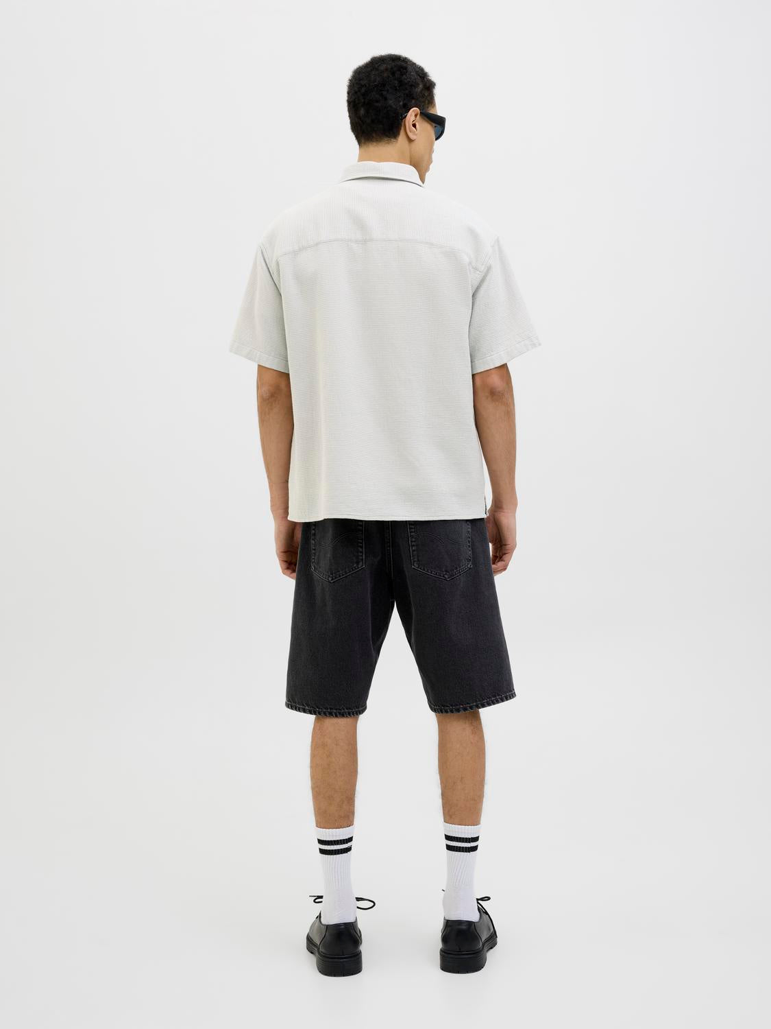 model_shot-back