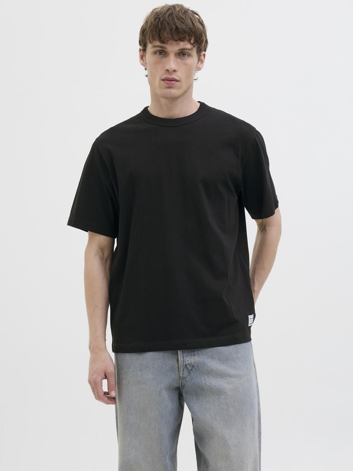 model_shot-front