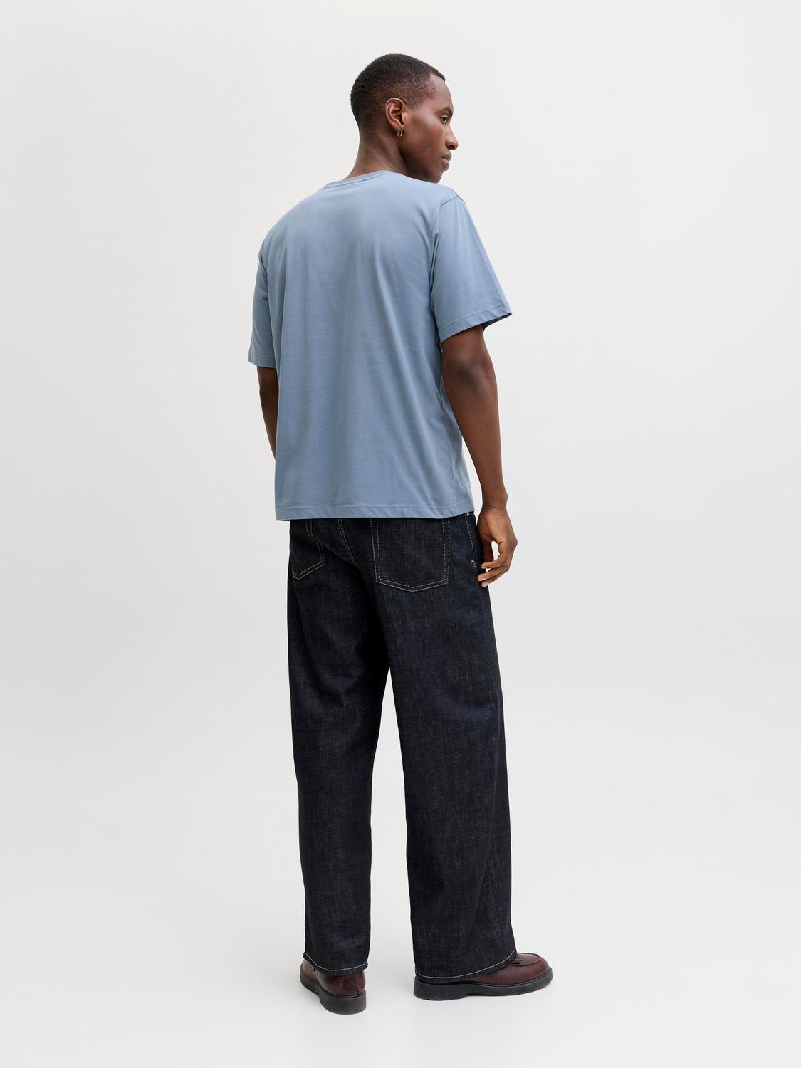model_shot-back