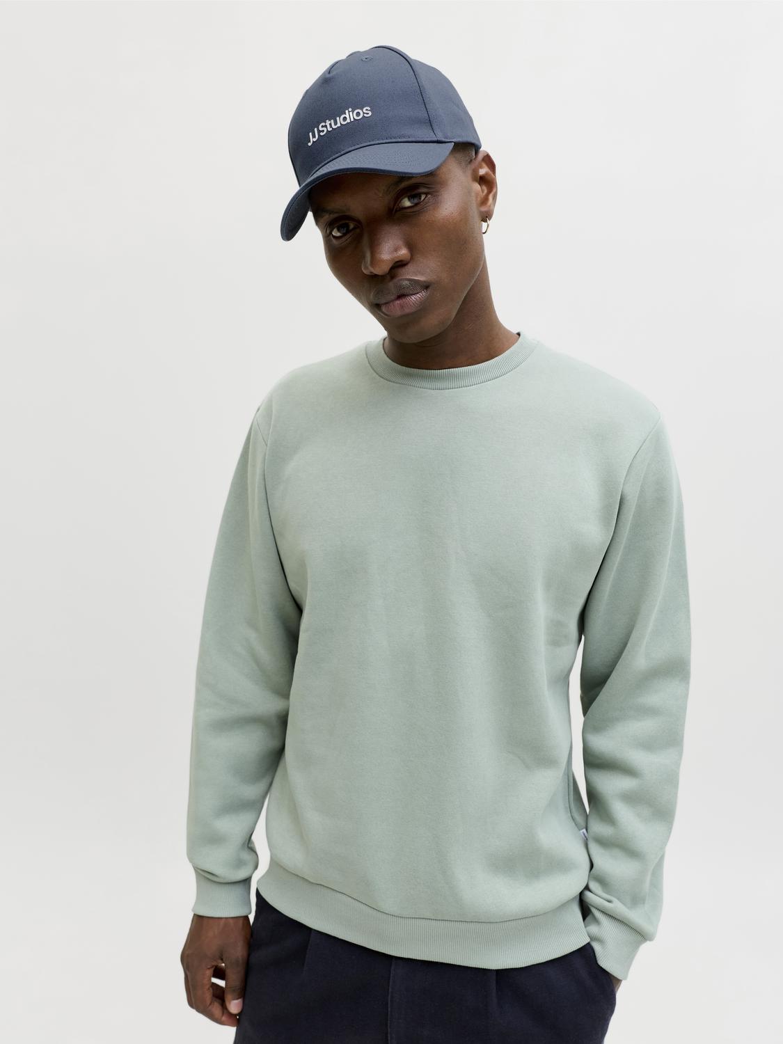 model_shot-front