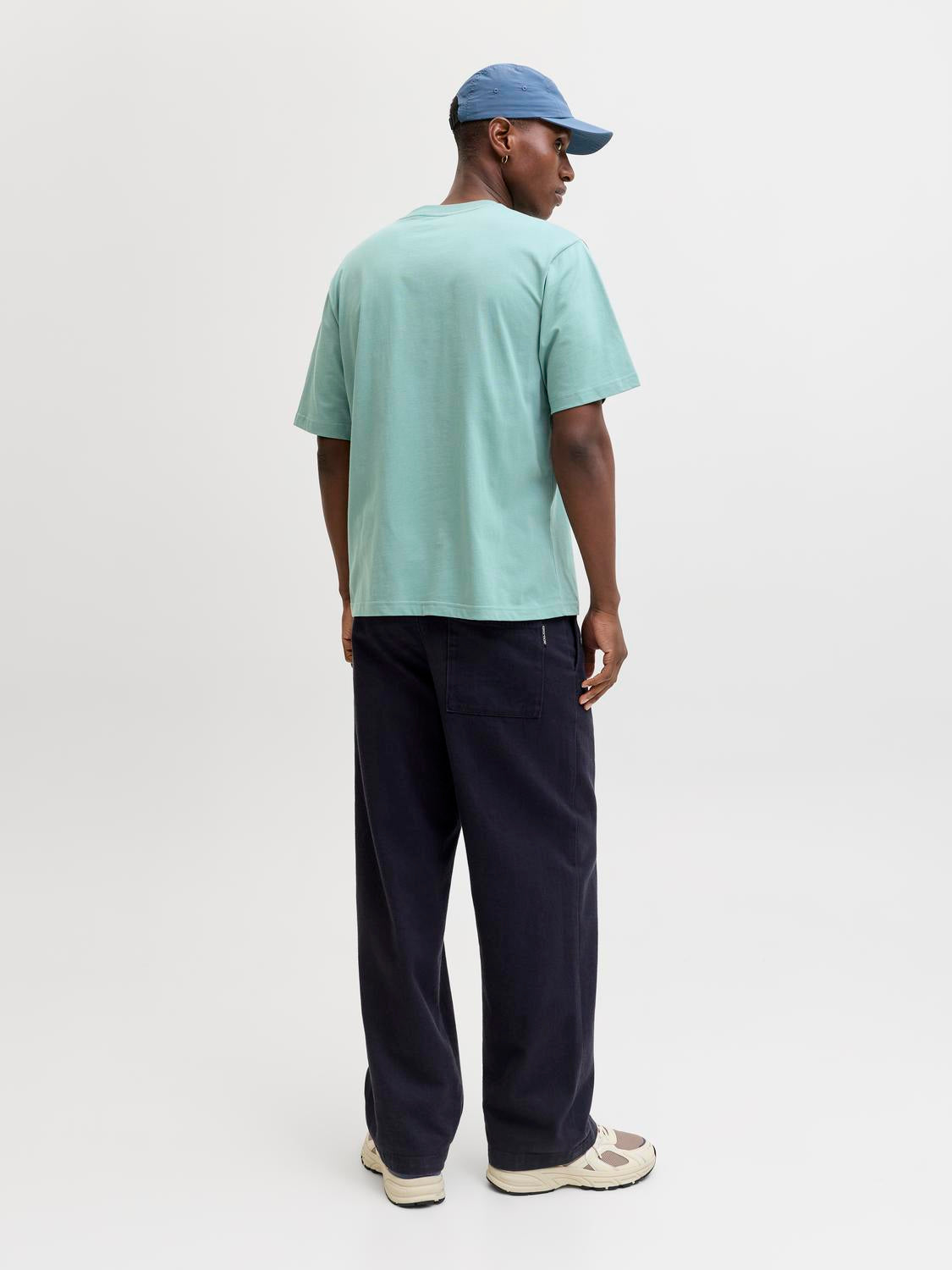 model_shot-back