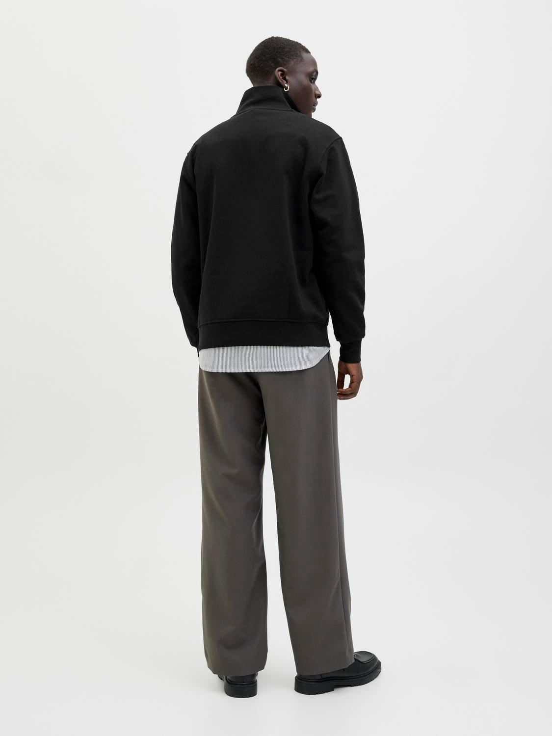 model_shot-back