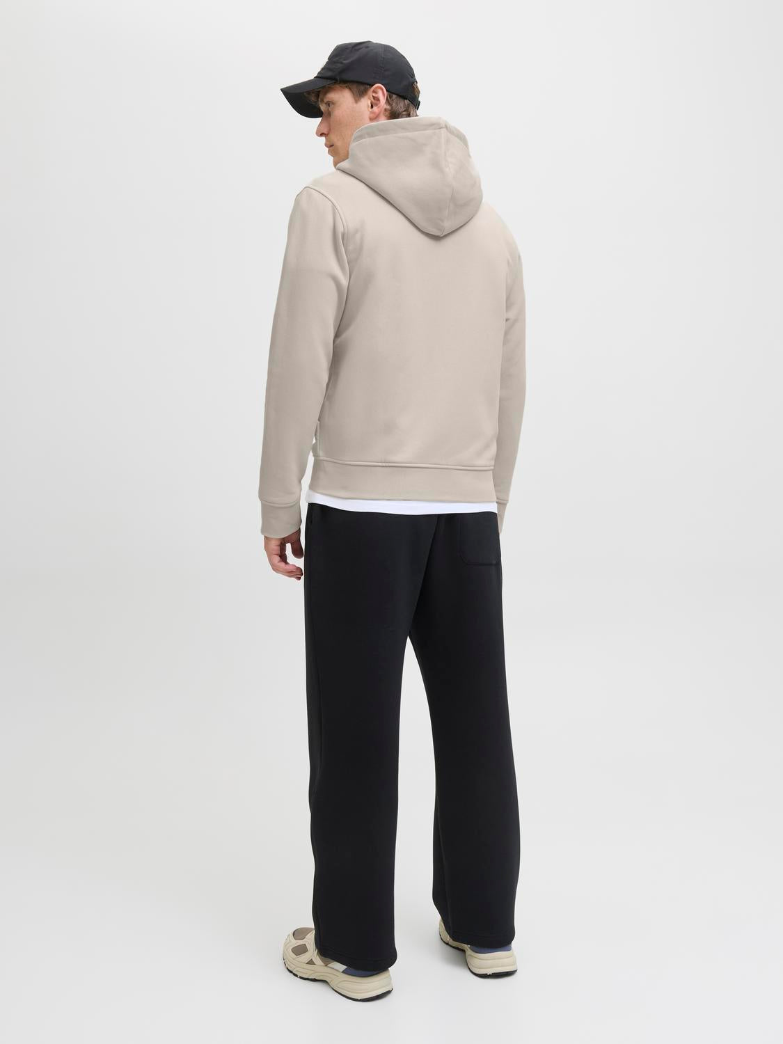 model_shot-back