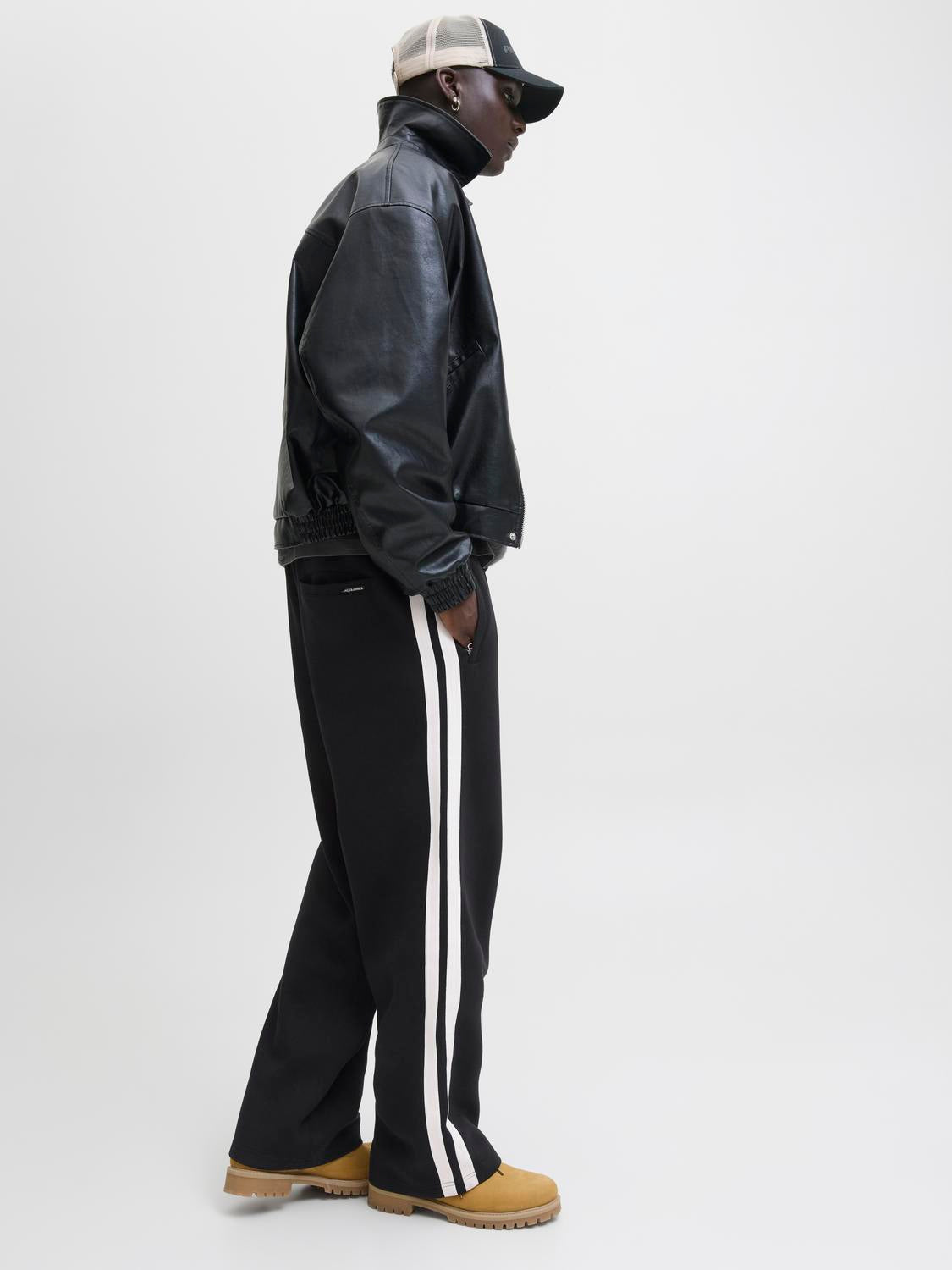 model_shot-creative