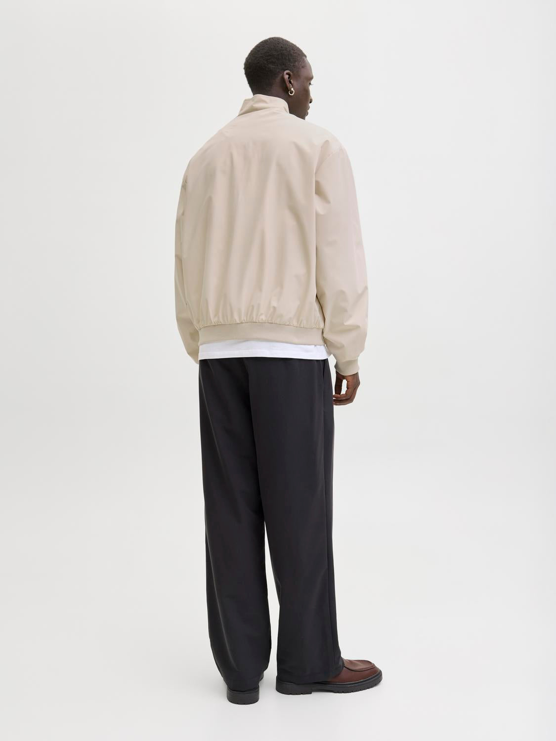 model_shot-back