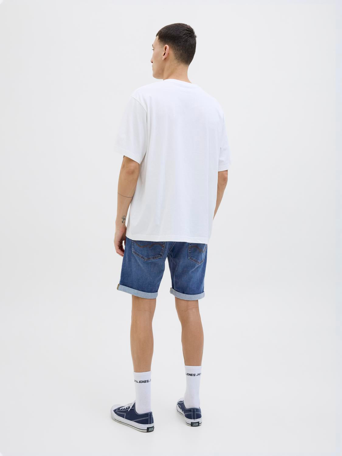 model_shot-back