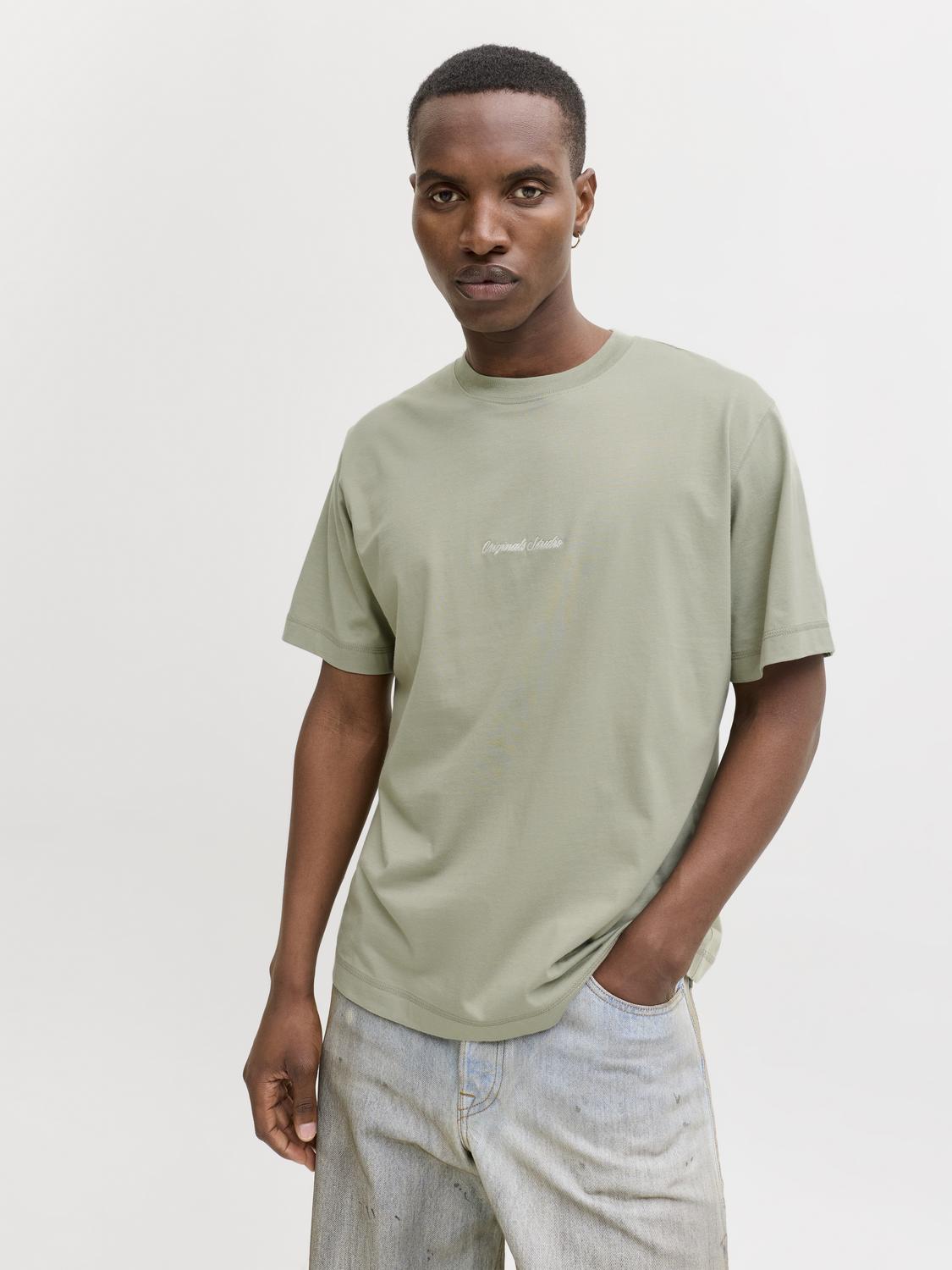 model_shot-creative