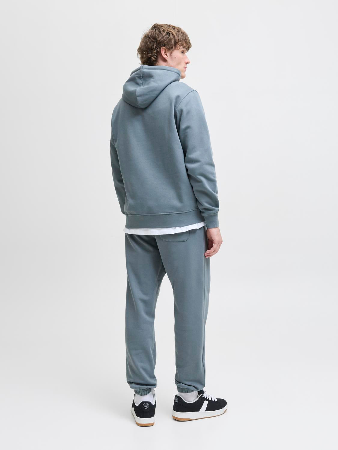 model_shot-back