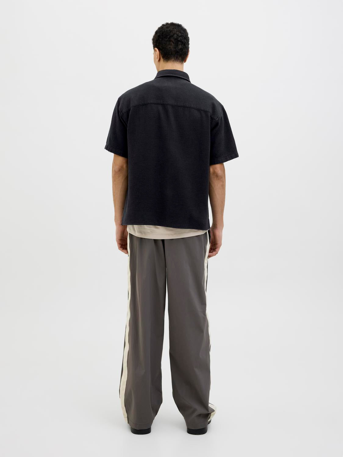 model_shot-back