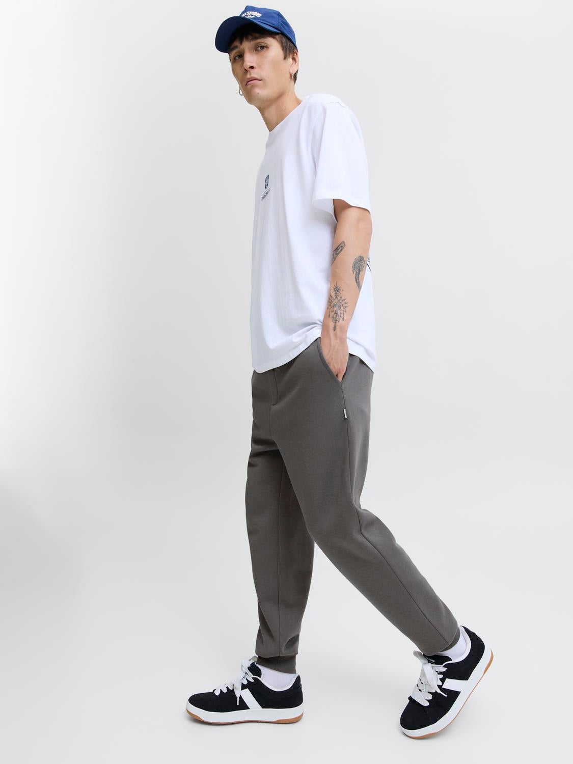 model_shot-creative