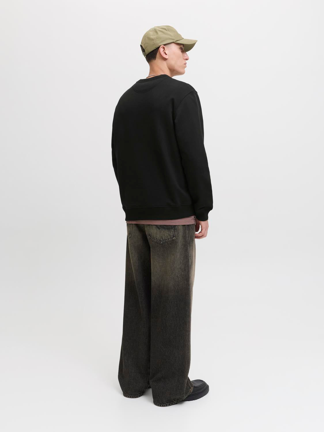 model_shot-back