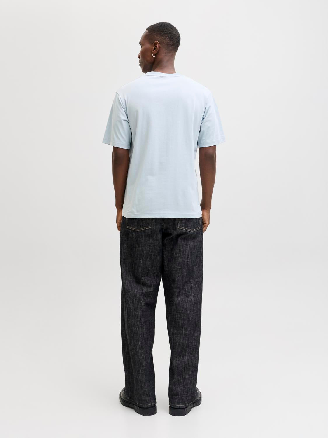 model_shot-back