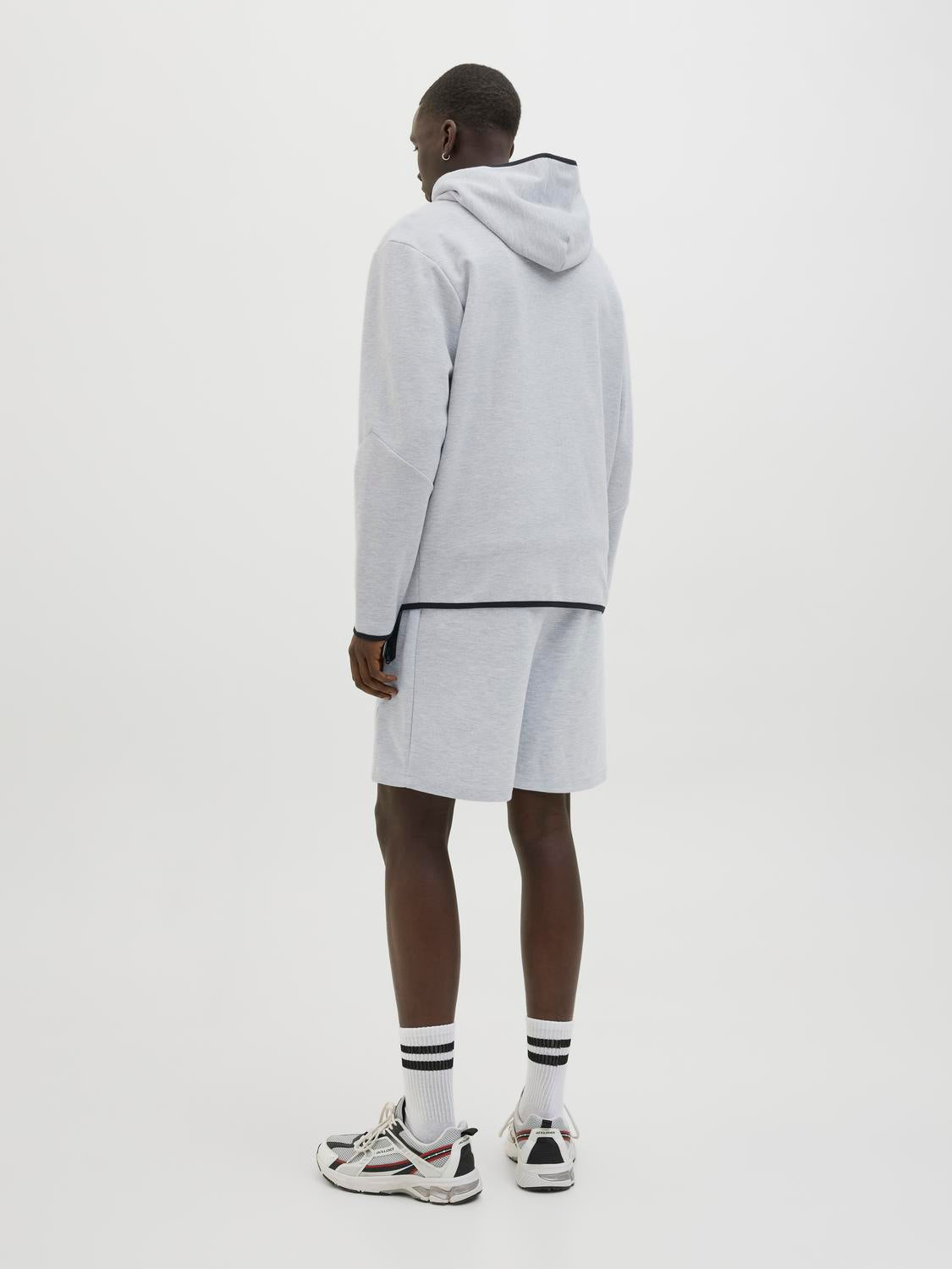 model_shot-back