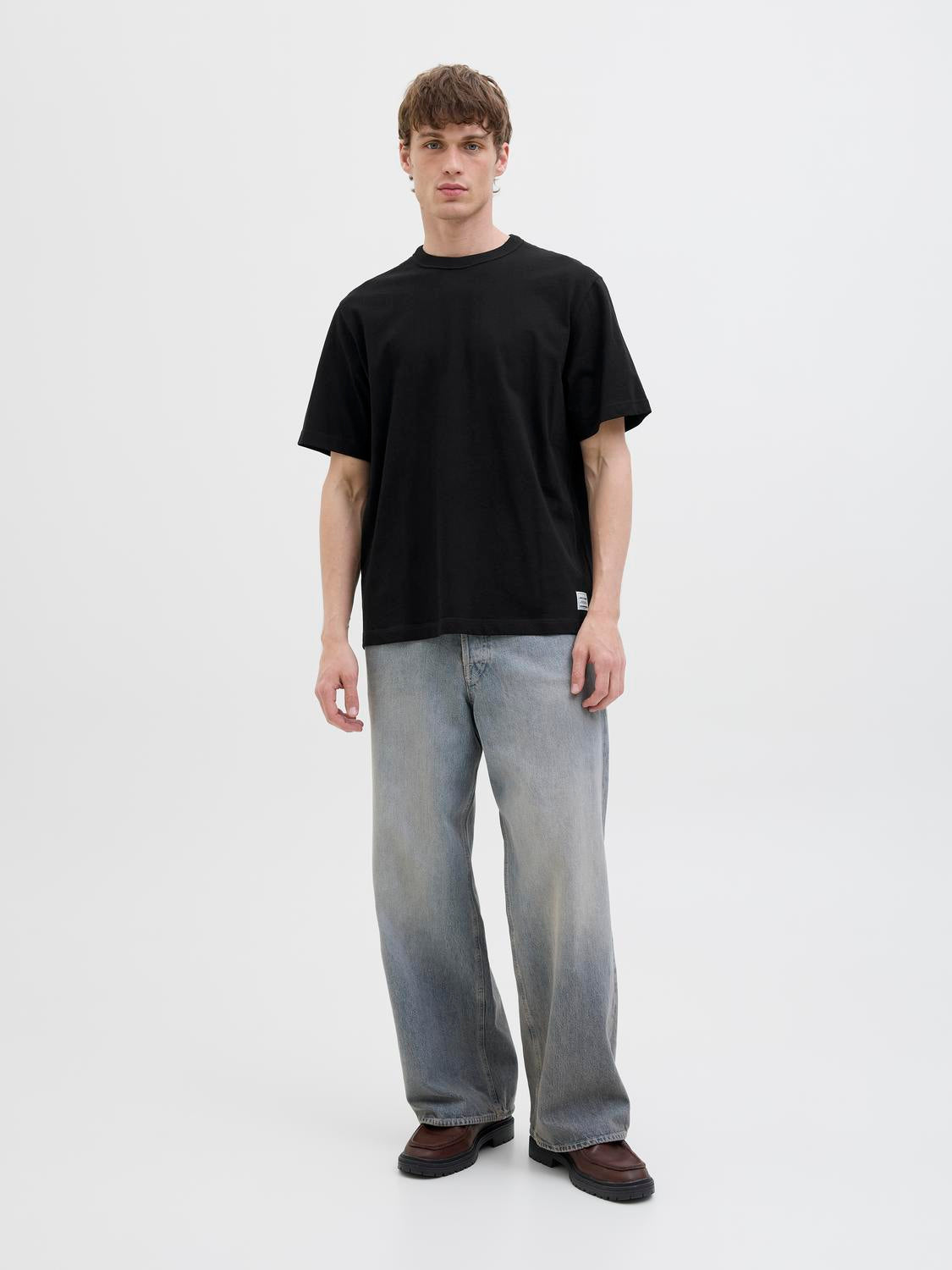 model_shot-front_full